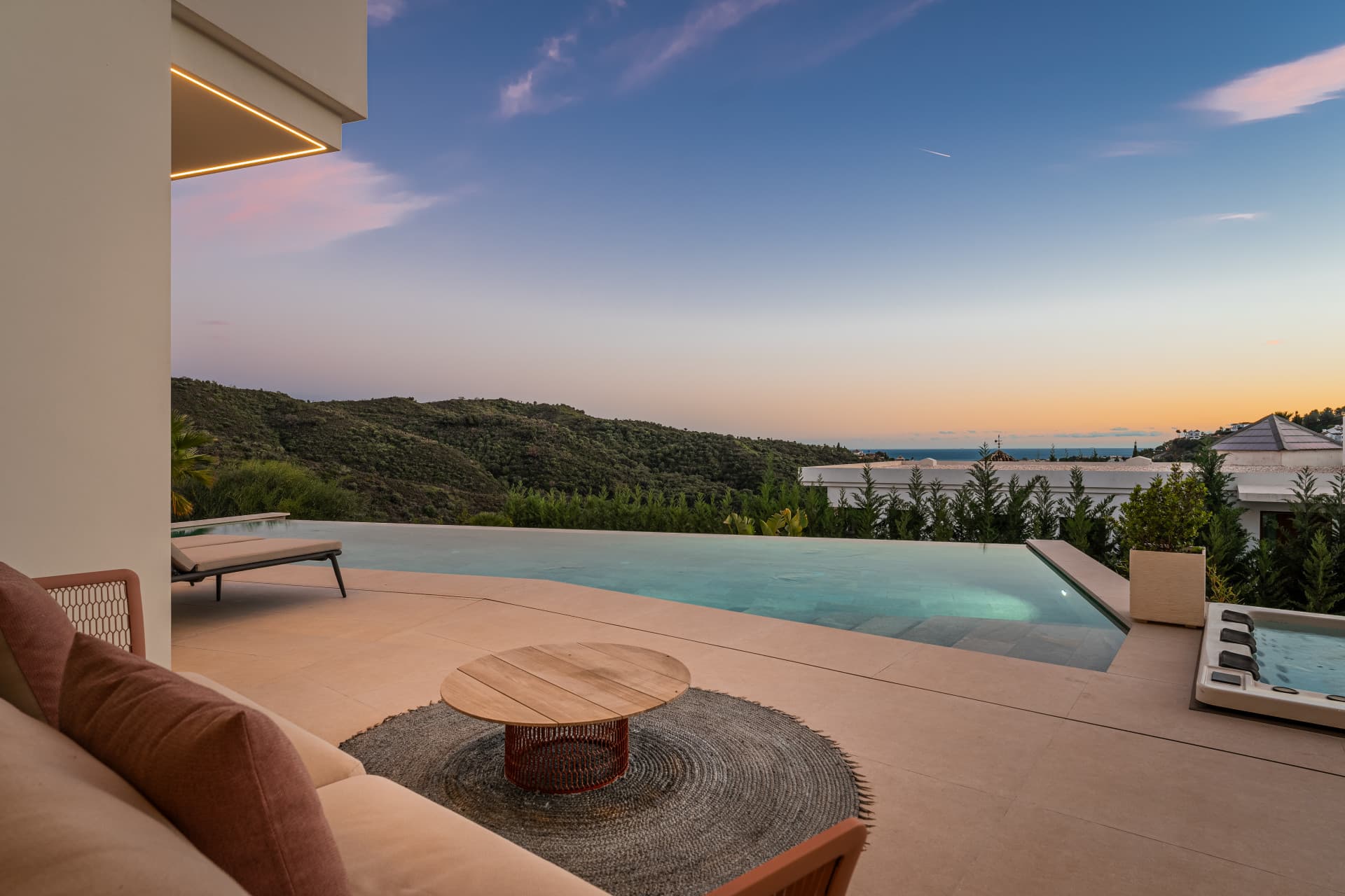 Luxe moderne villa met panoramisch uitzicht in Lomas de La Quinta, Benahavis — photo 1