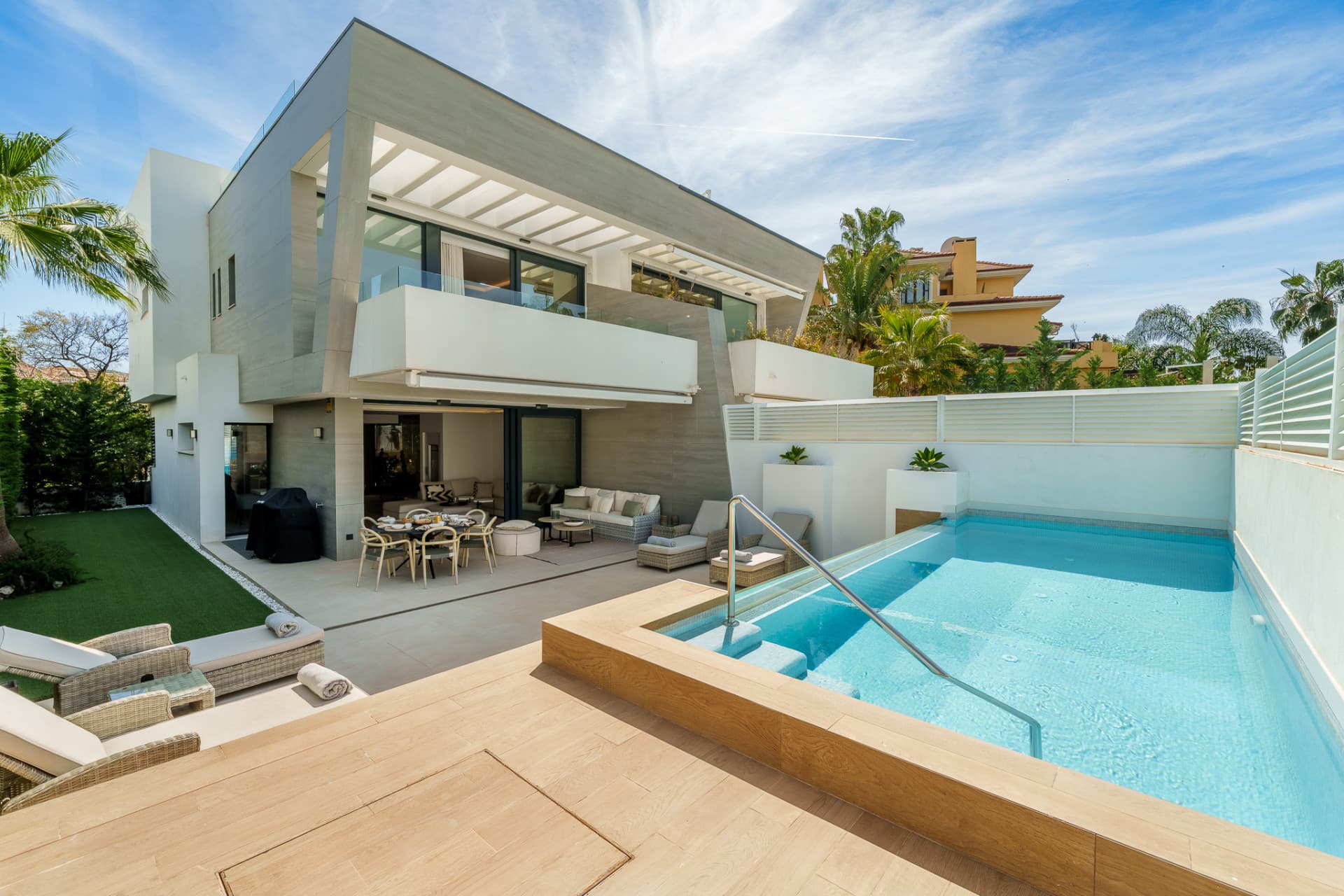 Moderne 5-Schlafzimmer Doppelhaushälfte in Banus Bay, Marbella — photo 1