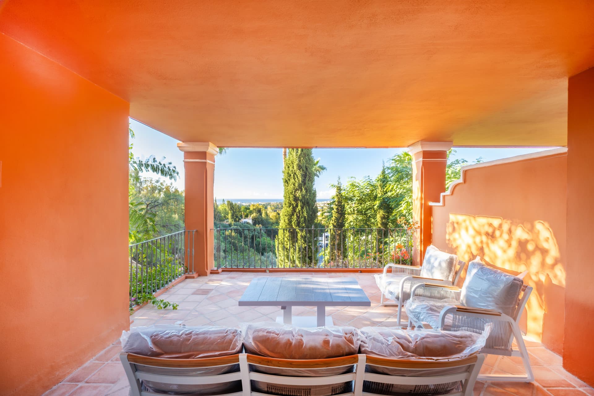 Charmant 3-slaapkamer appartement met panoramisch uitzicht op zee in Benahavis — photo 1