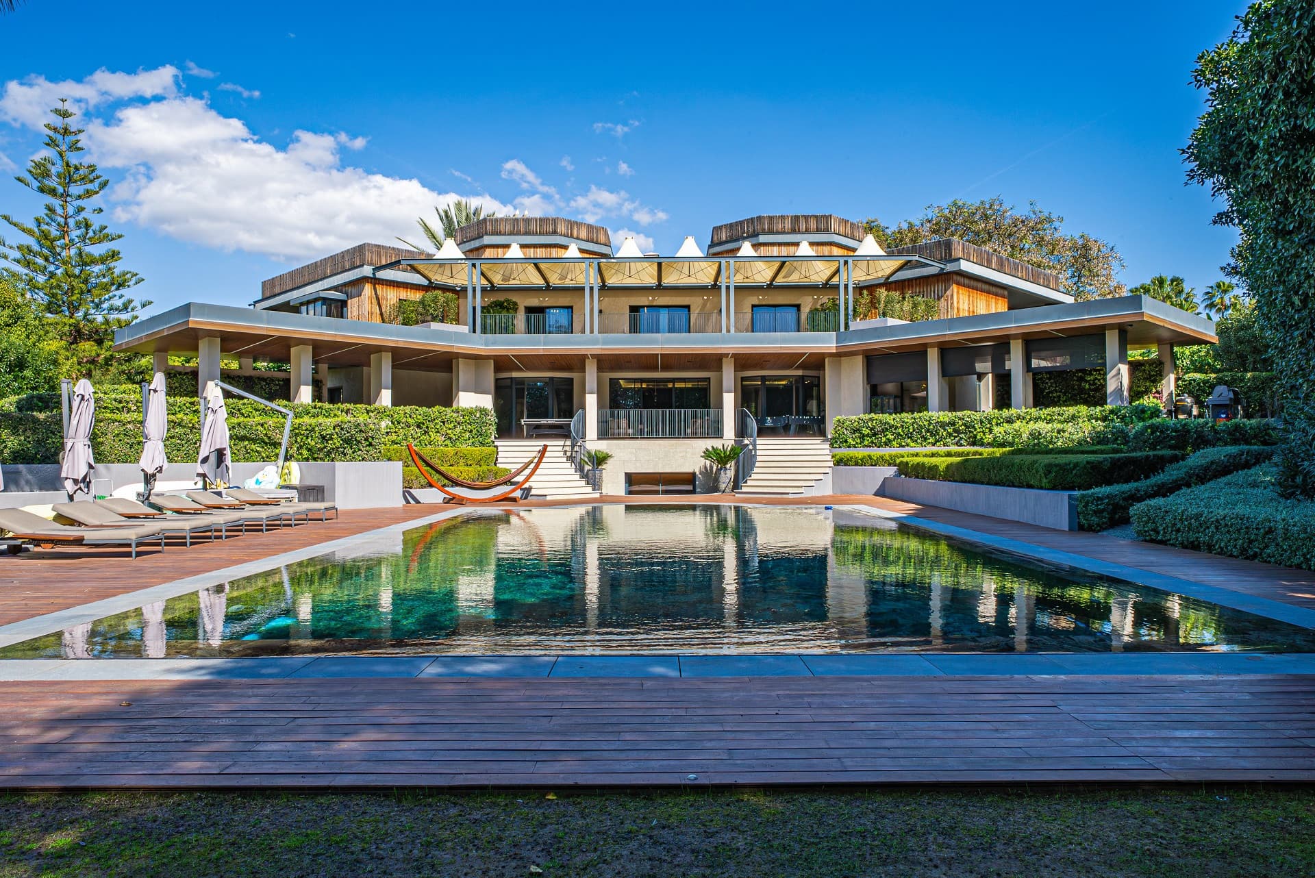 Eine Villa mit 10 Schlafzimmern und einem Resort-Gefühl in Guadalmina Baja — photo 1