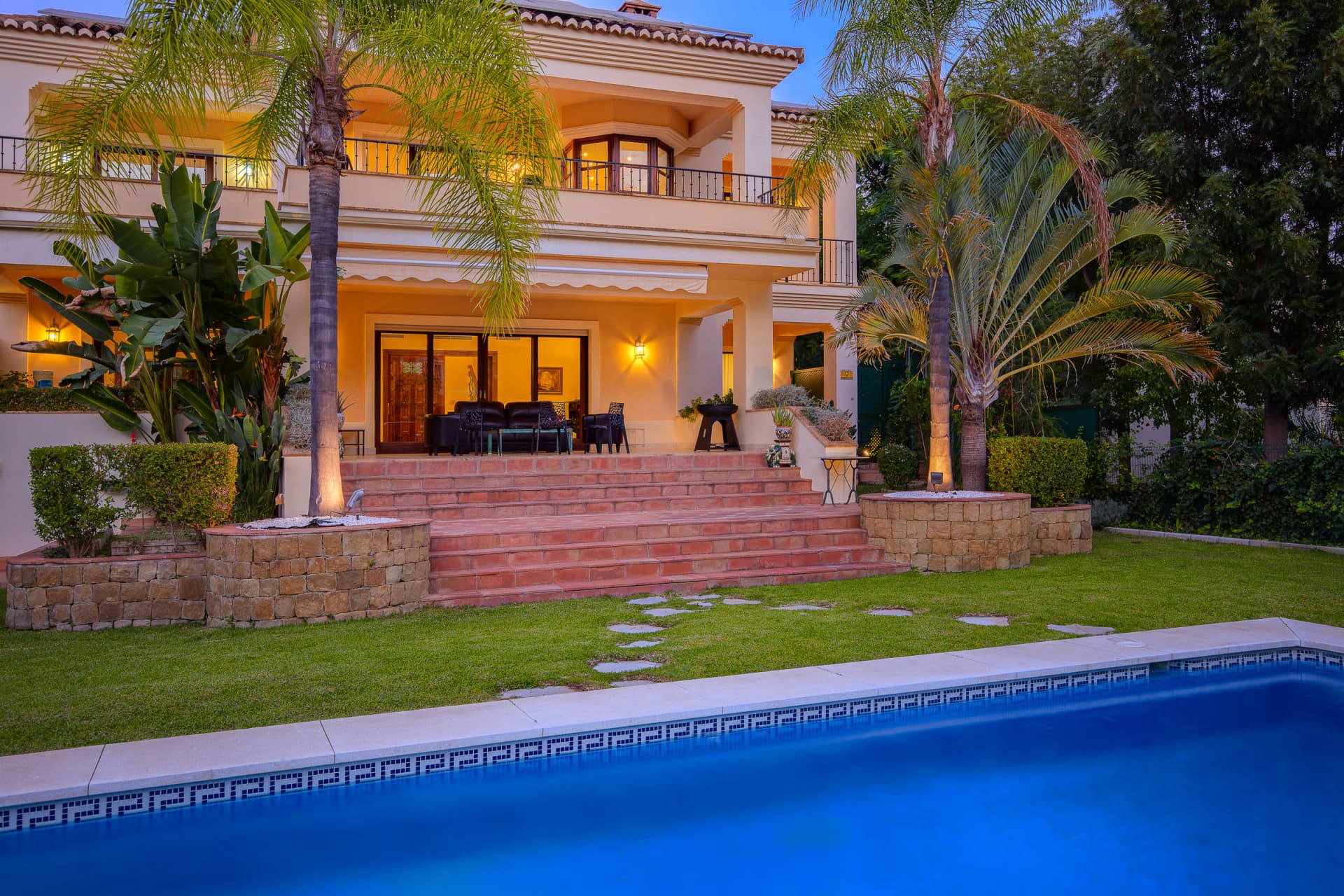 Villa de 6 dormitorios en Los Arqueros, Benahavis — photo 1