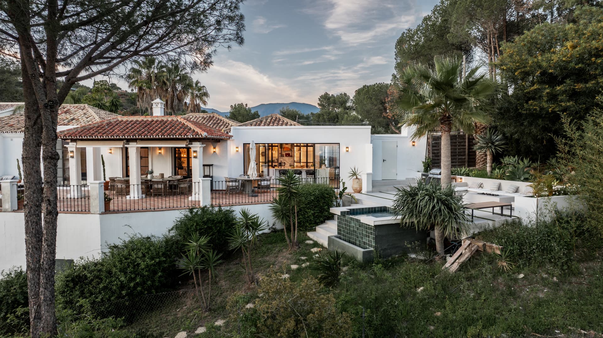 Villa de lujo con orientación sur en exclusiva El Madroñal, Benahavis — photo 1