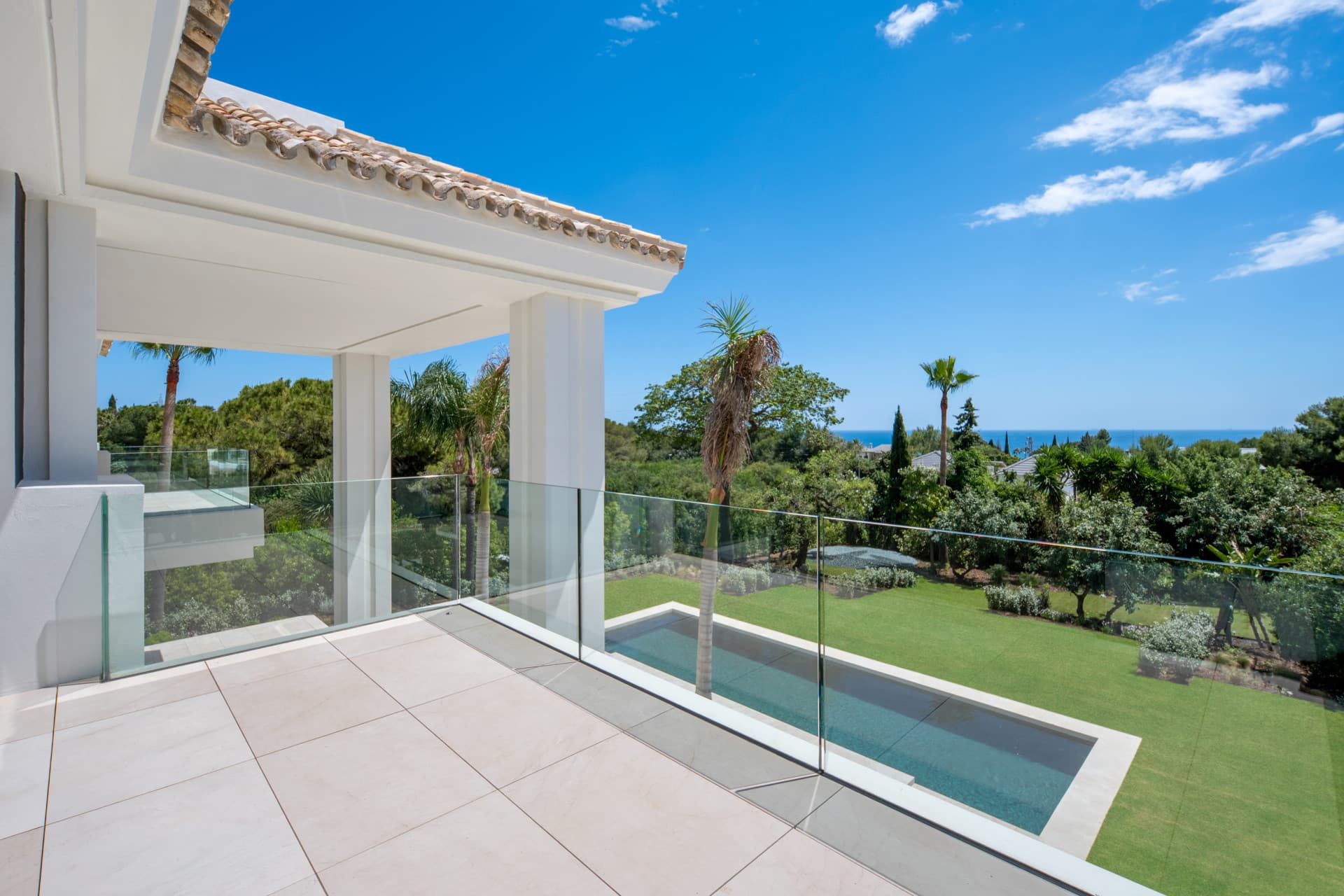 Grundstück mit einem zeitgenössischen Luxus-Villa-Projekt in Rocio de Nagüeles — photo 1