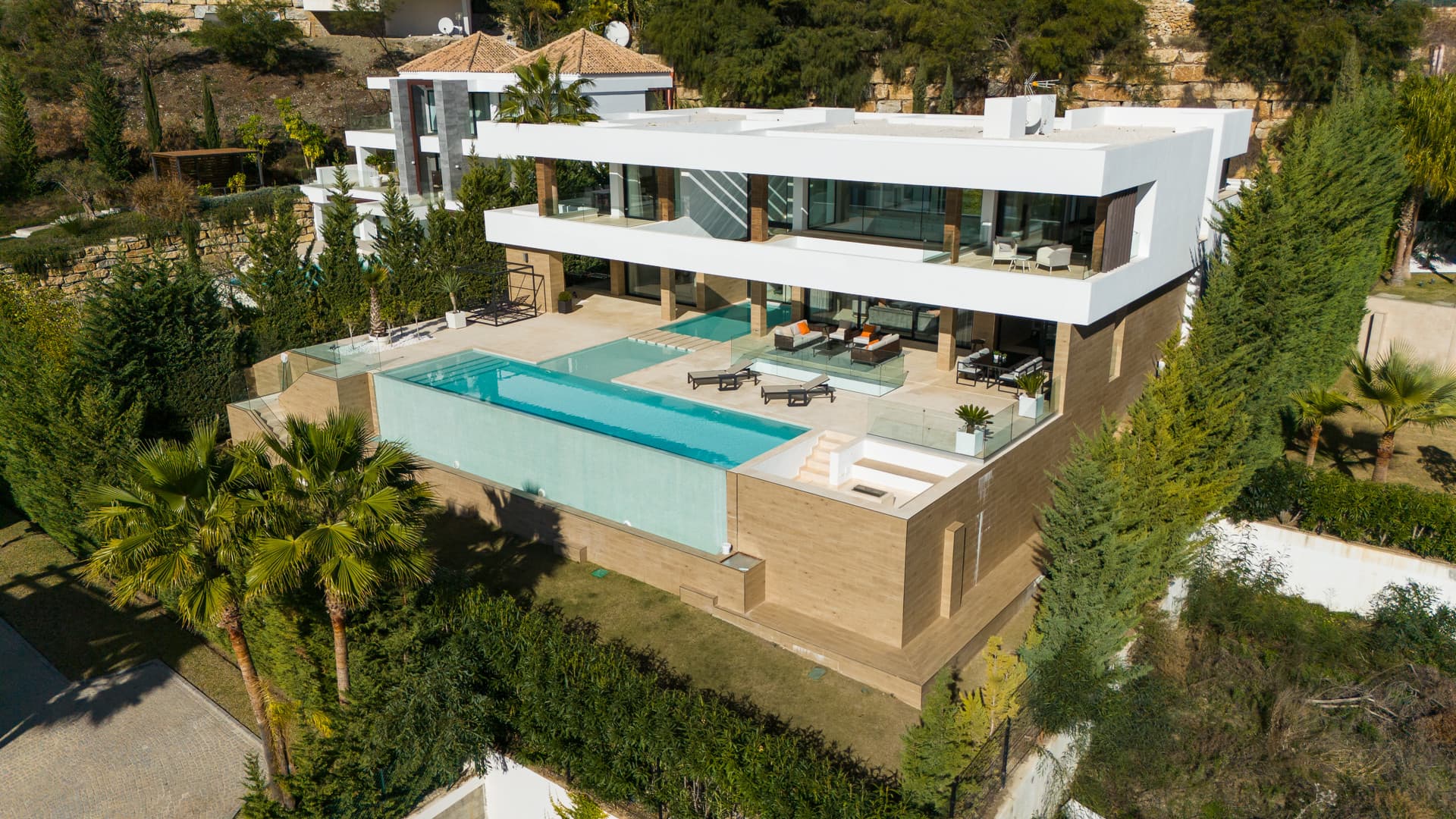 Luxe moderne villa met panoramisch uitzicht in La Alqueria, Benahavis — photo 1