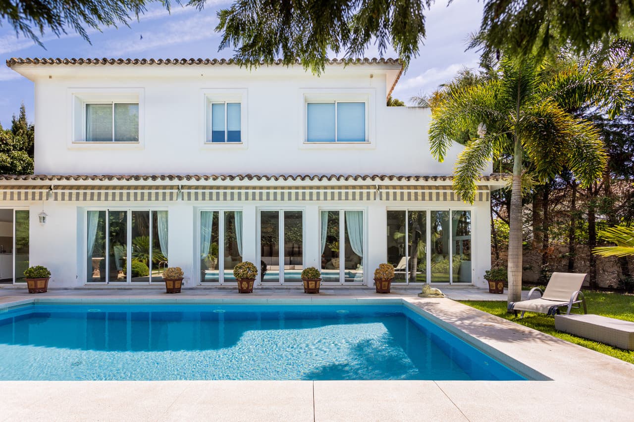 Villa de lujo de 5 dormitorios en Los Monteros Playa, Marbella Este — photo 1