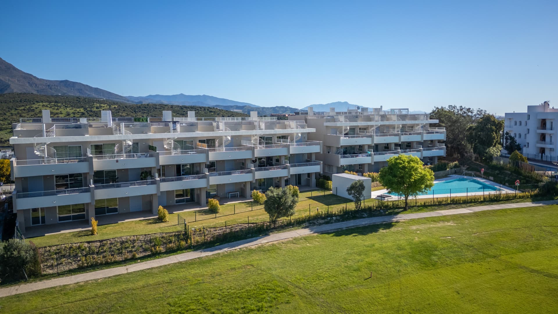 Contemporary Apartment mit 2 Schlafzimmern und Panoramablick auf den Golfplatz Estepona — photo 1
