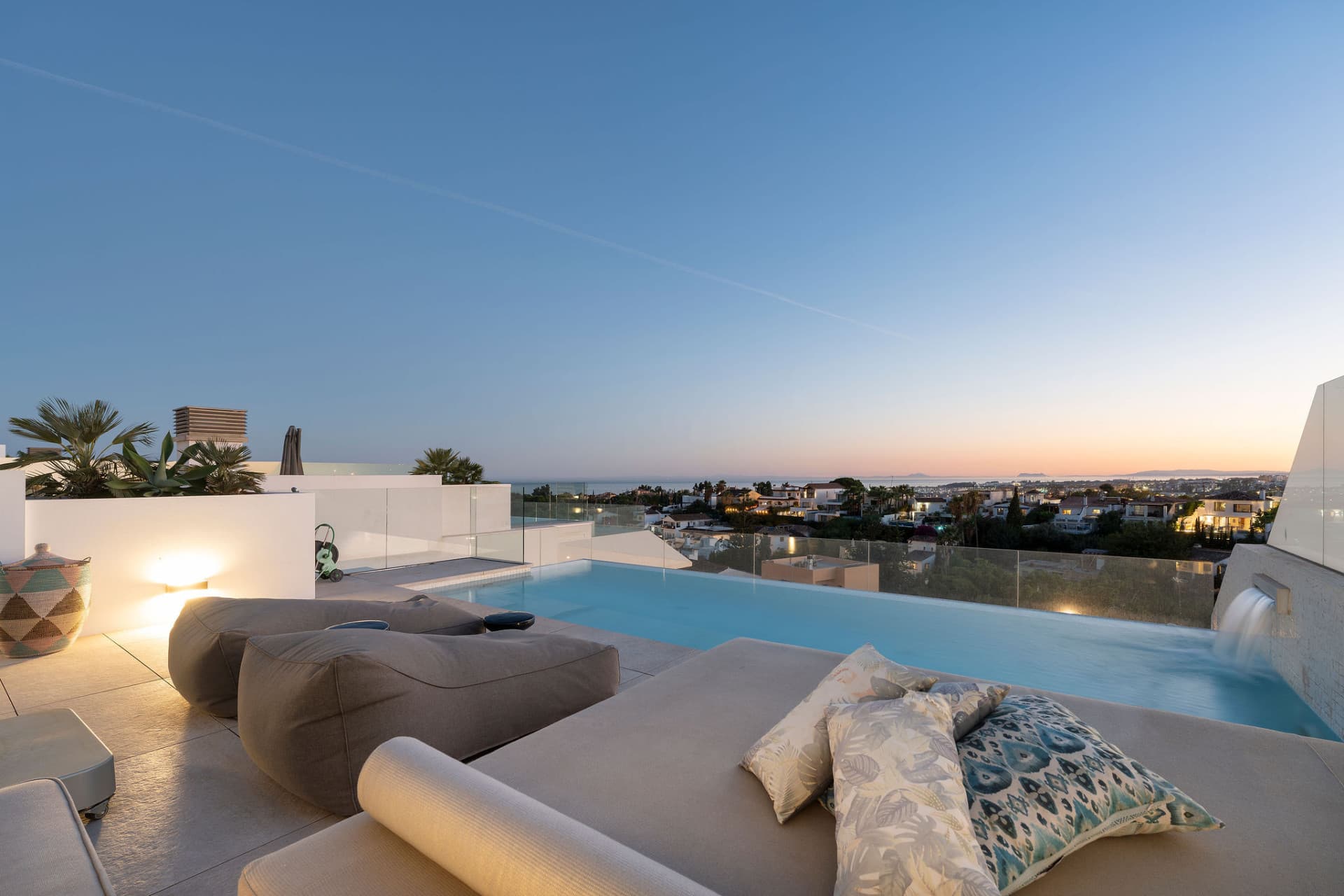 Villa independiente contemporánea en Nueva Andalucía con vistas panorámicas — photo 1