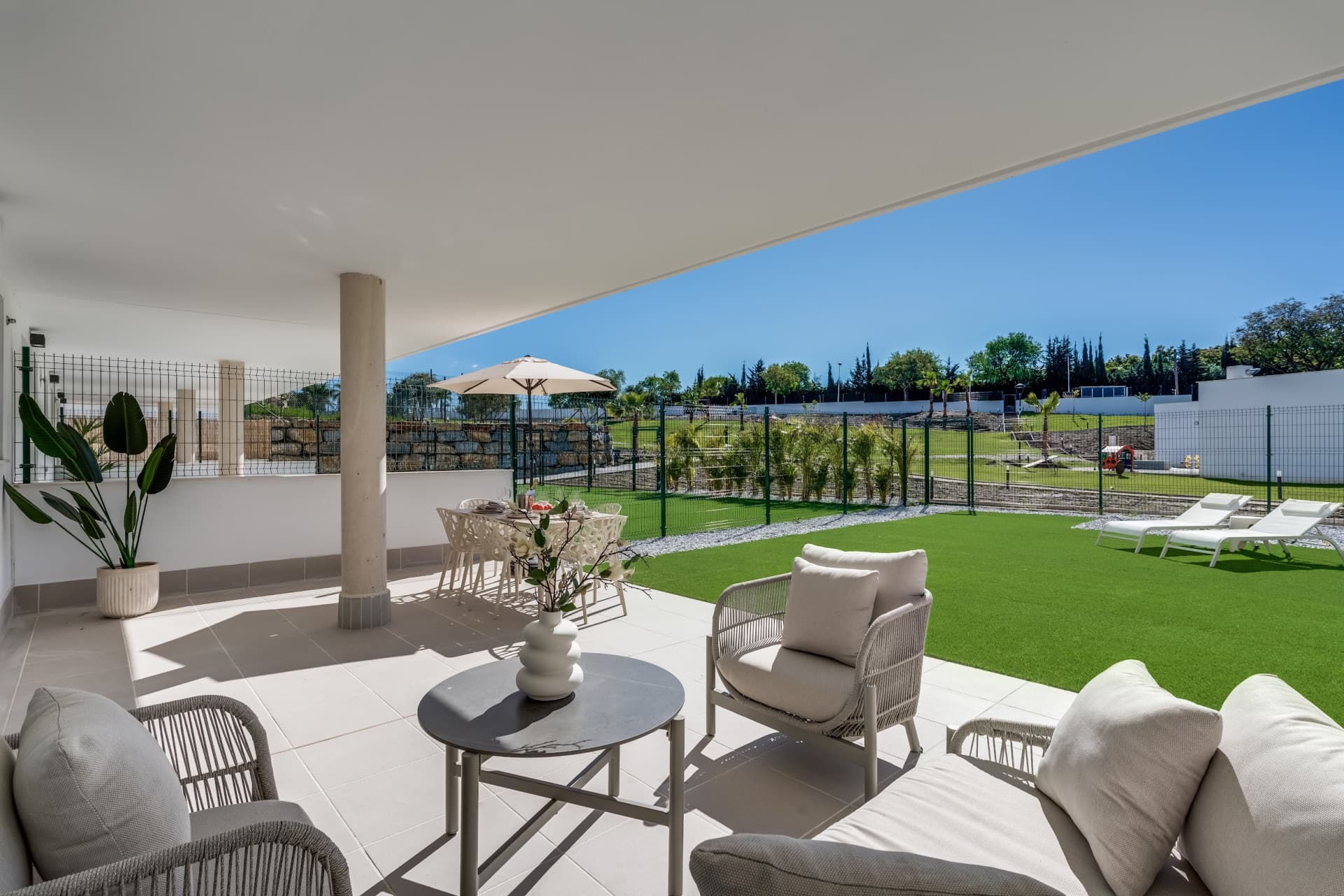 Brand New Erdgeschosswohnung mit großem Garten in Estepona — photo 1