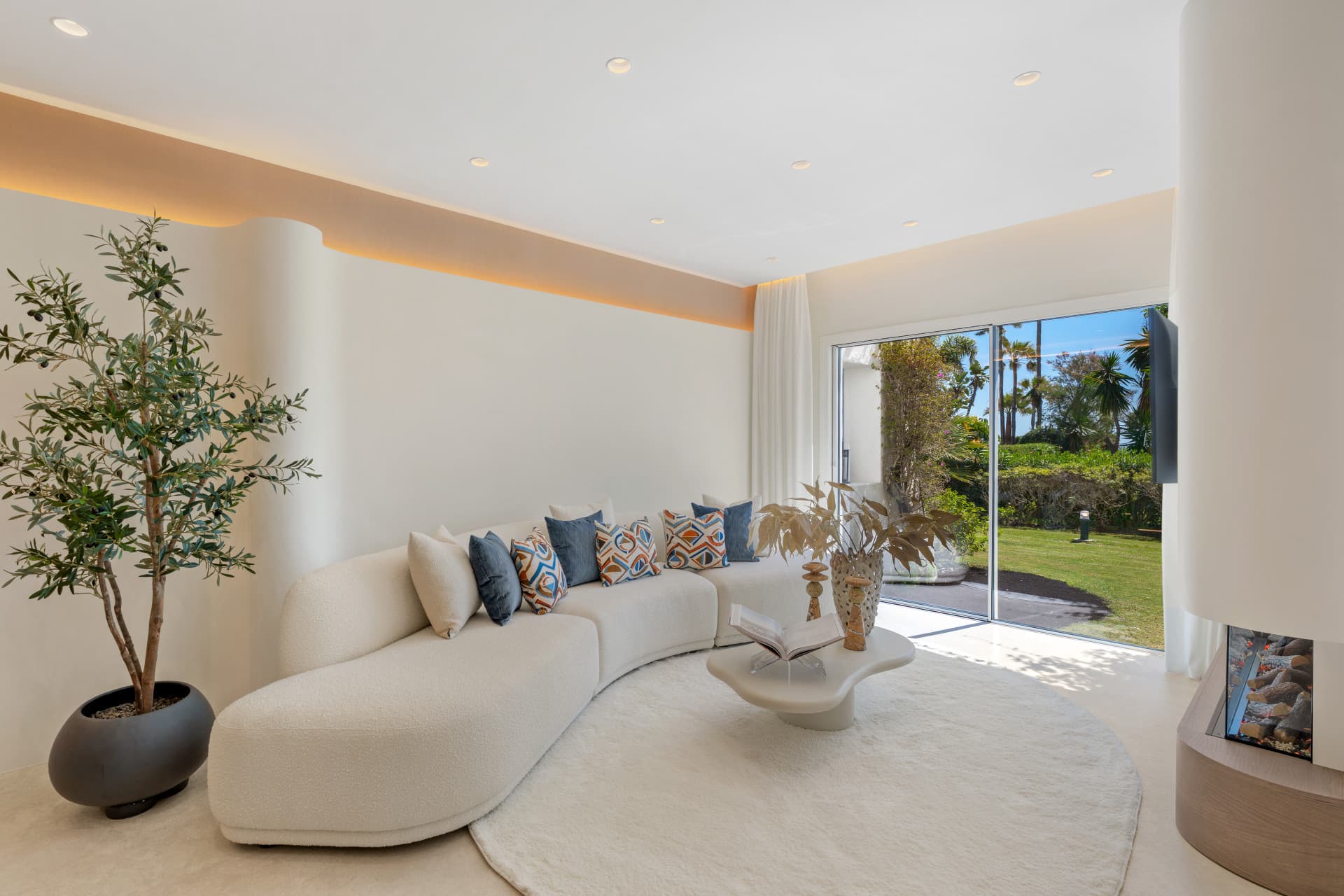 Neu renoviertes Luxus Erdgeschoss-Apartment in Costalita, Estepona Ost — photo 1