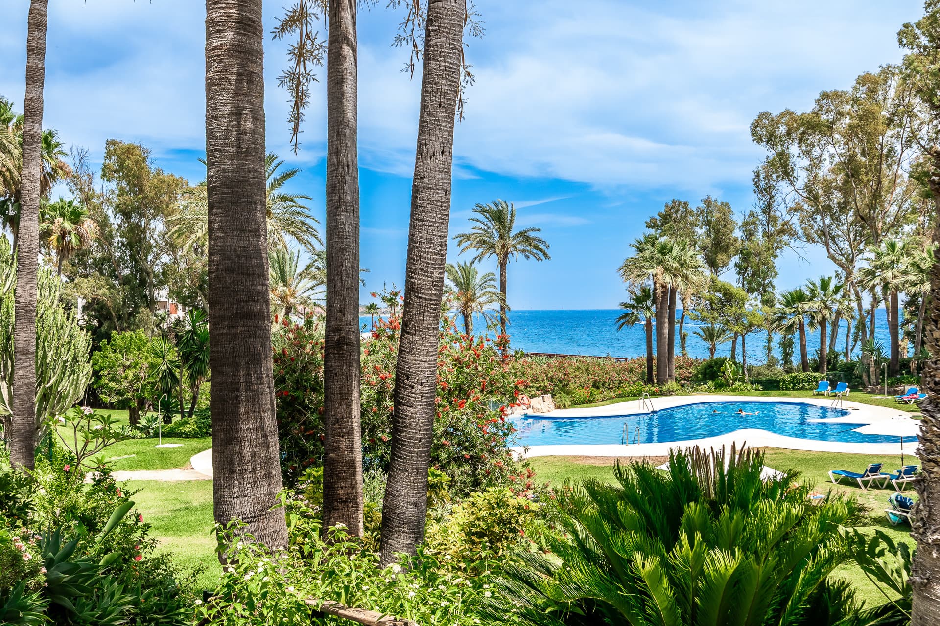 Front Line Beach Townhouse met panoramisch uitzicht op zee in Estepona Oost — photo 1