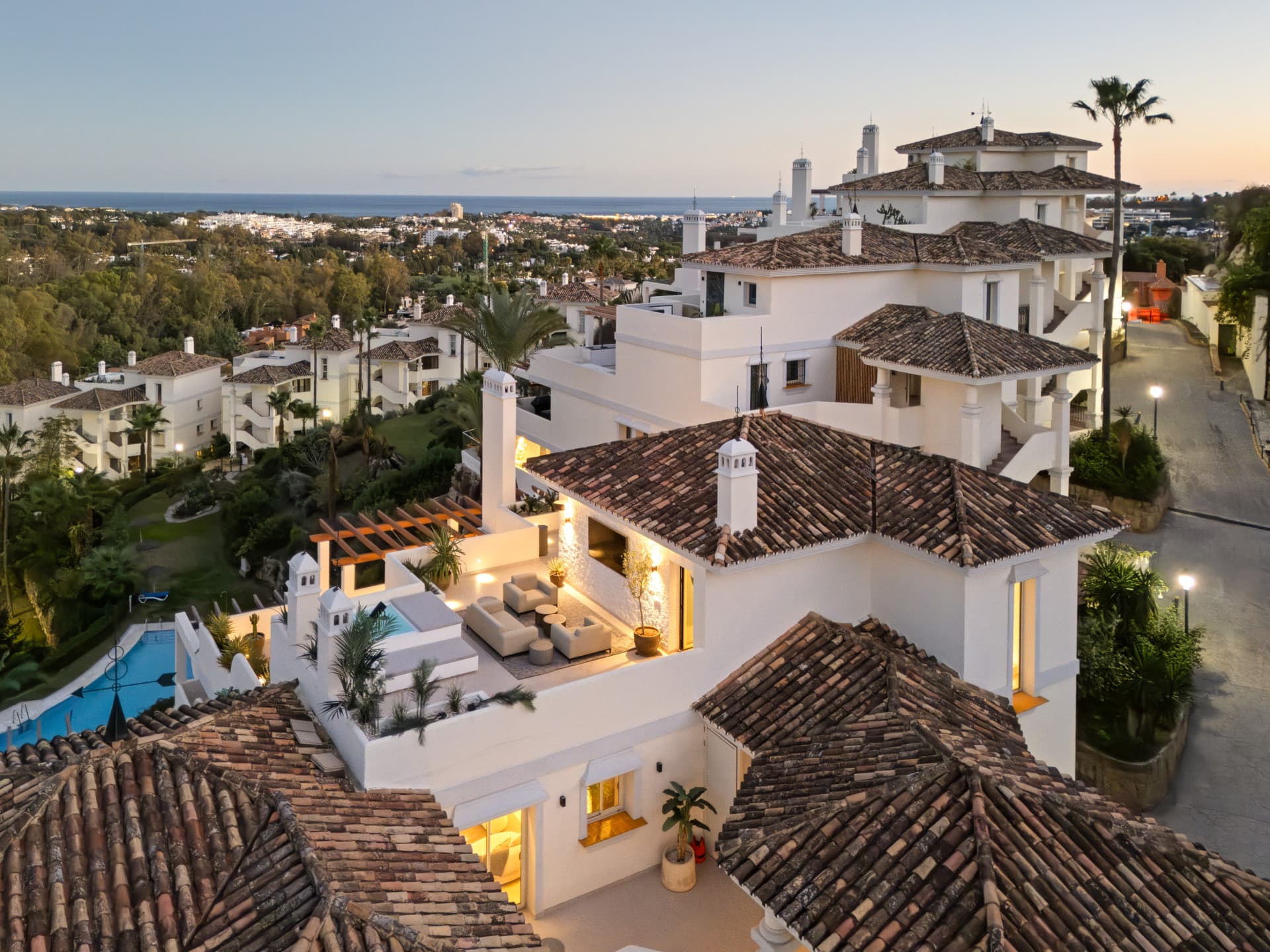 Luxus Duplex Penthouse mit Panoramablick auf Paläste Los Belvederes, Nueva Andalucía — photo 1