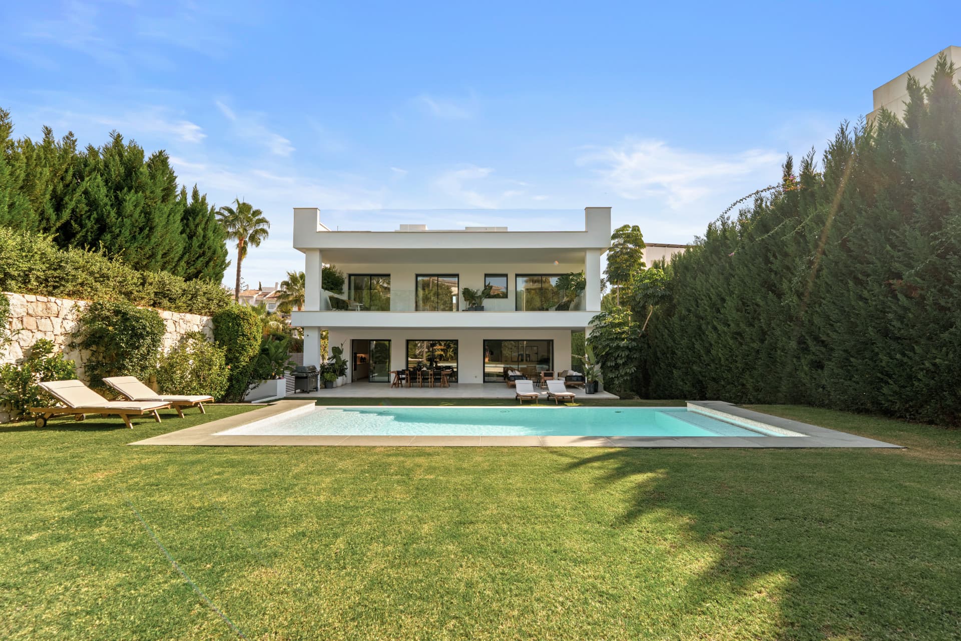 Villa moderna exquisita en Nueva Andalucía con vistas al mar y comodidades de lujo — photo 1