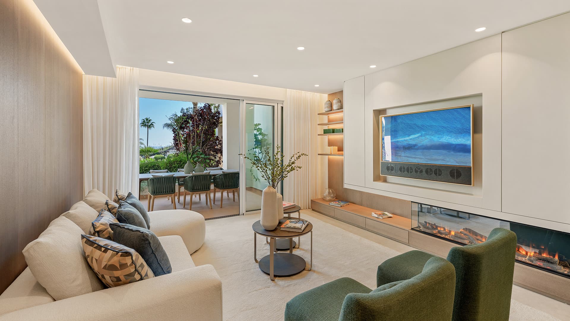 Exquisito Apartamento en planta baja en primera línea de playa en Bahía del Velerín, Estepona Este — photo 1