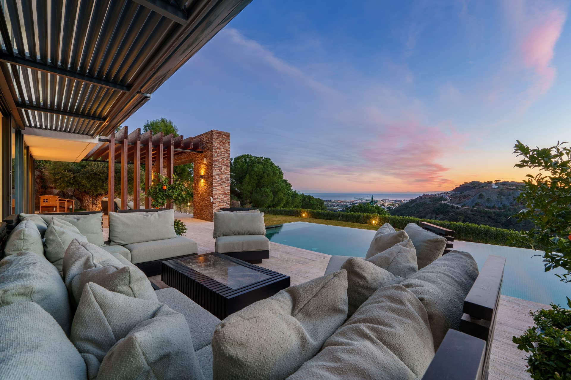 Exquisita Villa de cinco dormitorios con vistas panorámicas en El Madroñal, Benahavís — photo 1