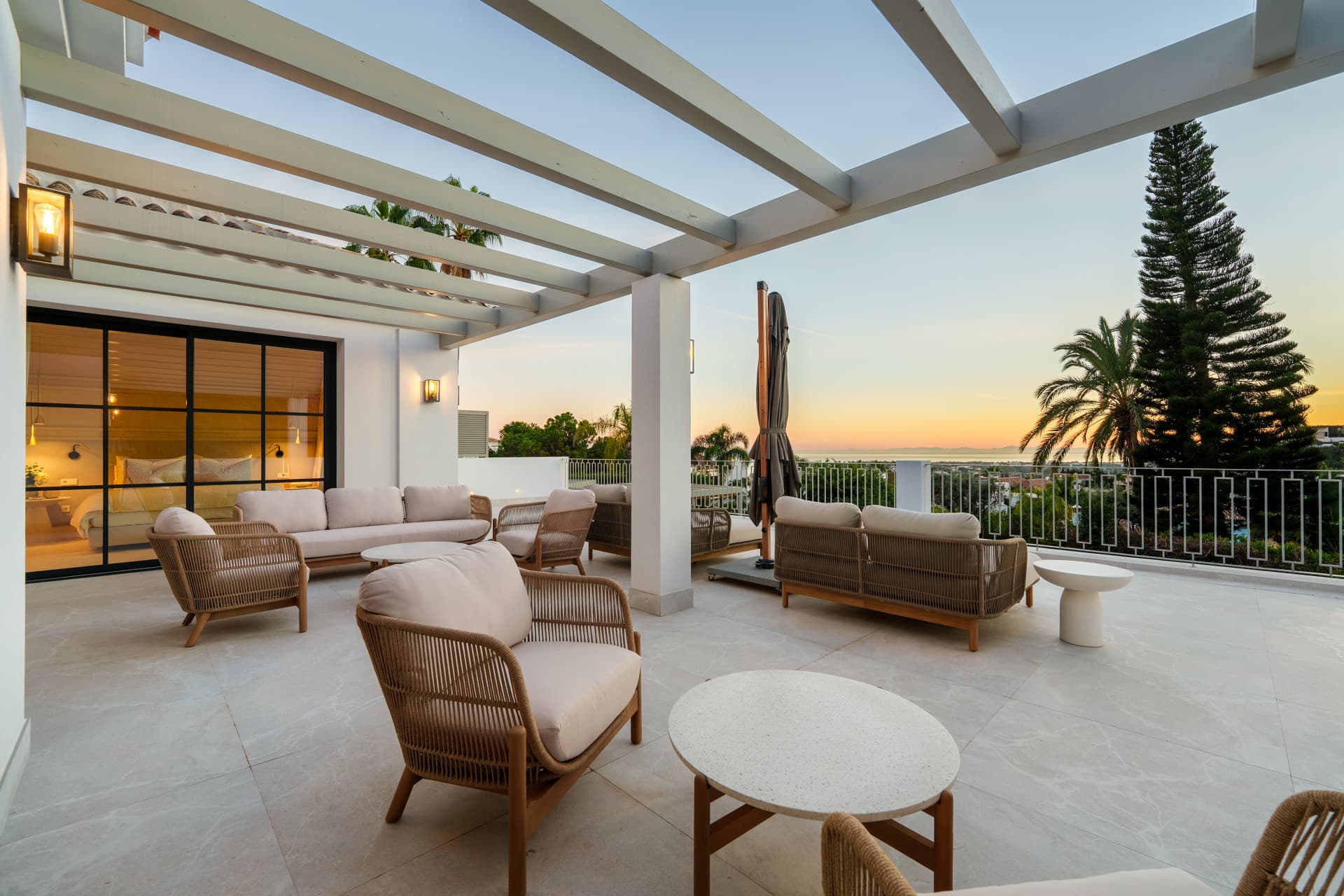 Exquisite moderne mediterrane Villa mit Meerblick in La Quinta, Benahavis — photo 1