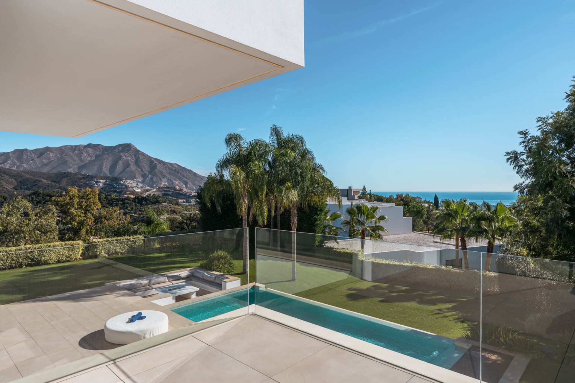 Exquisita Villa de cinco dormitorios en El Madroñal con vistas panorámicas al Mediterráneo — photo 1