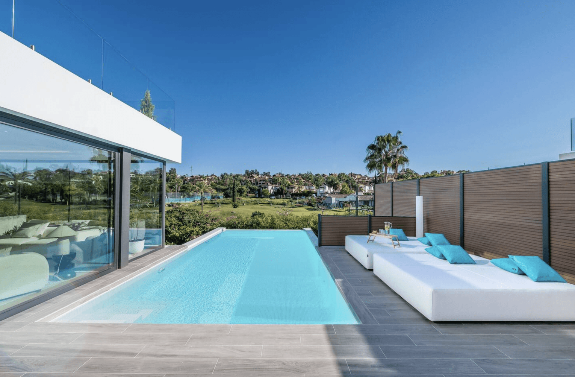 Nieuw gebouwde luxe villa met panoramisch uitzicht op golfbanen in El Campanario, Estepona — photo 1