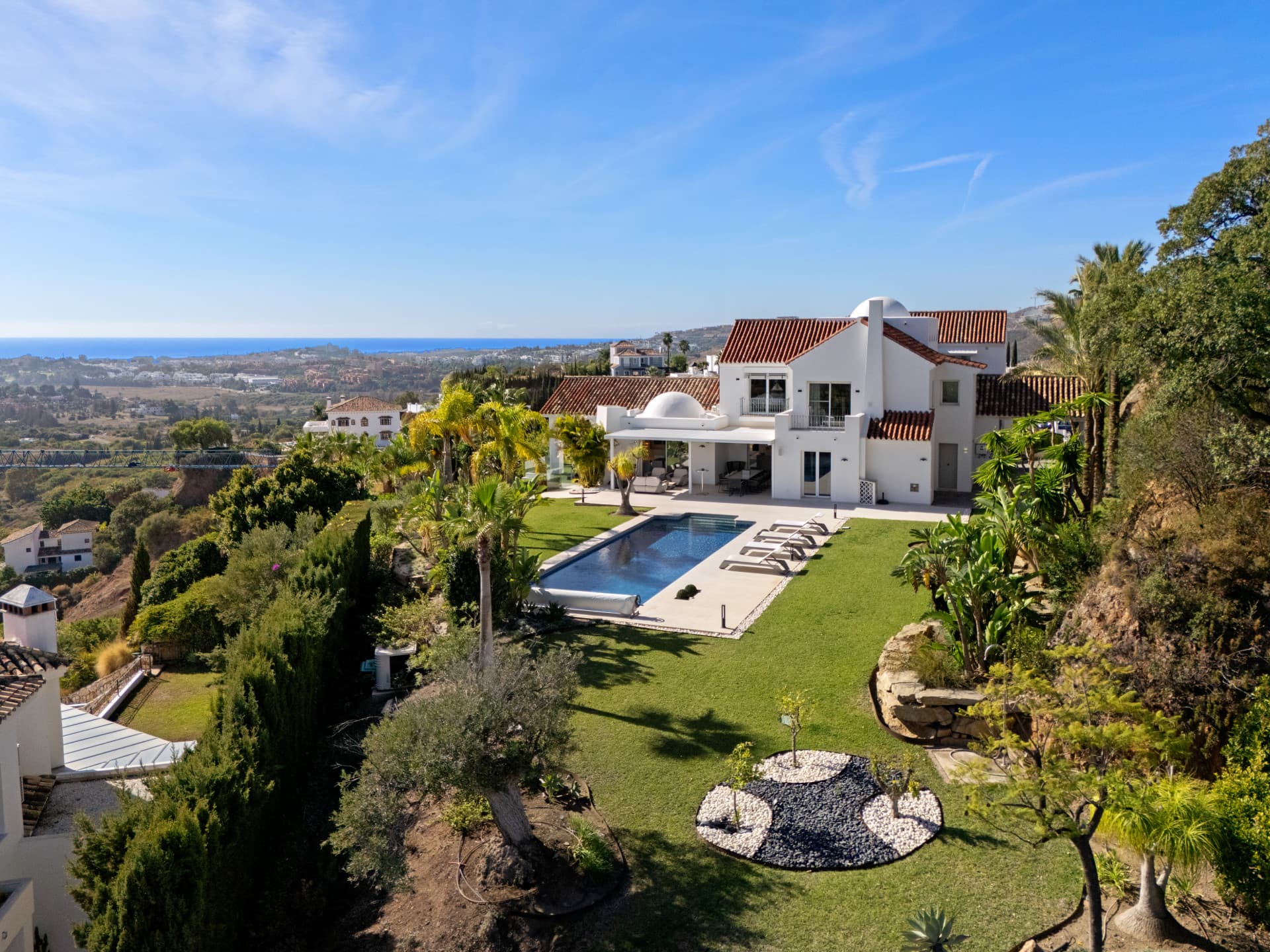 Exquisita Villa de nueve habitaciones con vistas panorámicas al mar en Puerto del Almendro, Benahavis — photo 1