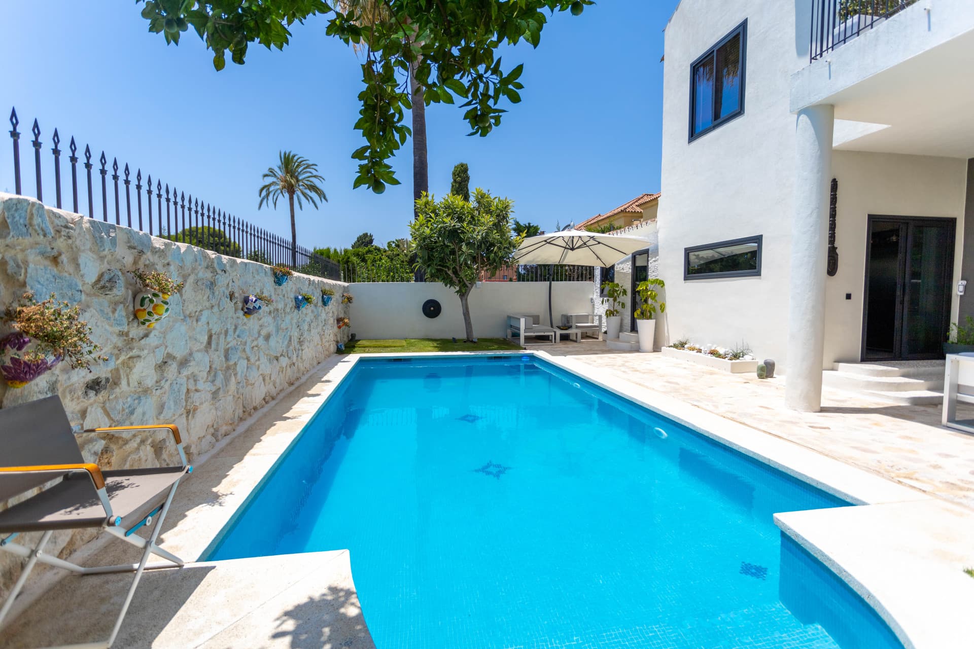 Hervorragende Villa mit fünf Schlafzimmern in Paraiso Barronal, Estepona — photo 1