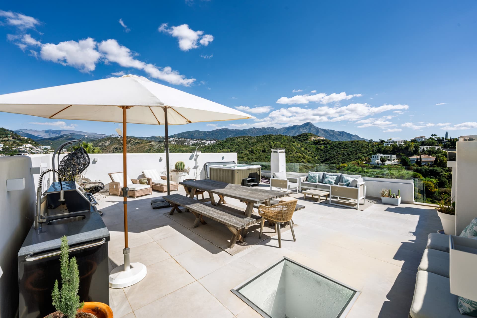 Prachtige 3-slaapkamer Duplex Penthouse met panoramisch uitzicht in La Quinta, Benahavis — photo 1