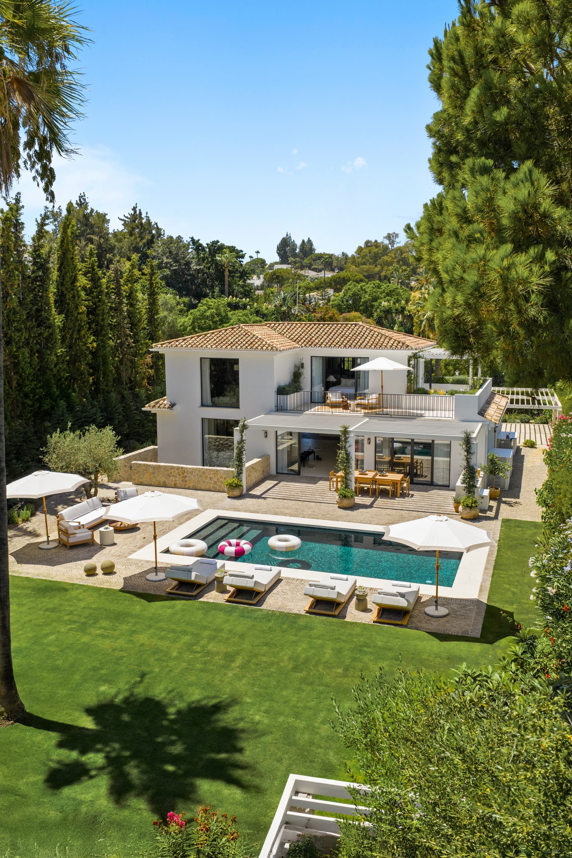 Onberispelijke Italiaans geïnspireerde villa met uitzicht op de bergen in Las Brisas, Nueva Andalucia — photo 1