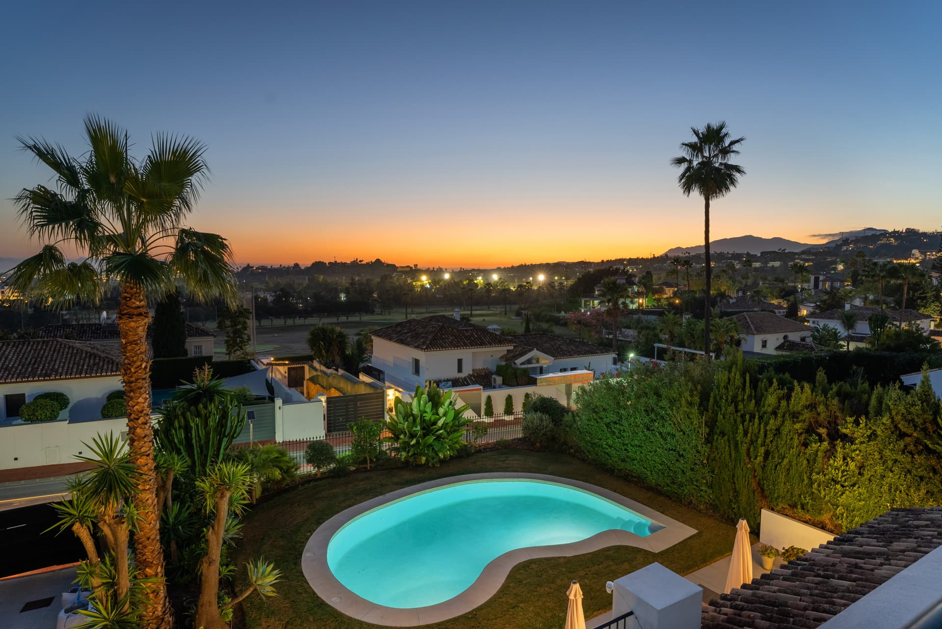 Hedendaagse Scandinavische Villa in Nueva Andalucia met panoramisch uitzicht — photo 1