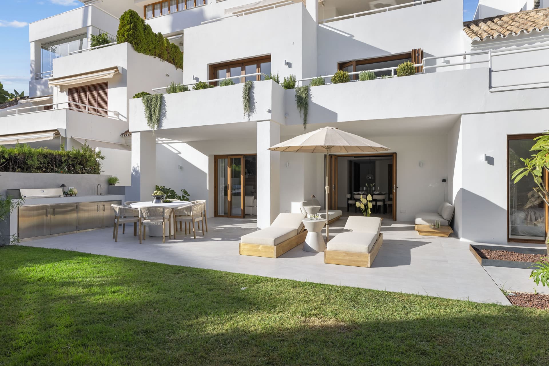 Elegante dúplex de planta baja en Alcores del Golf, Marbella – Lujo refinado y estilo de vida exquisito — photo 1
