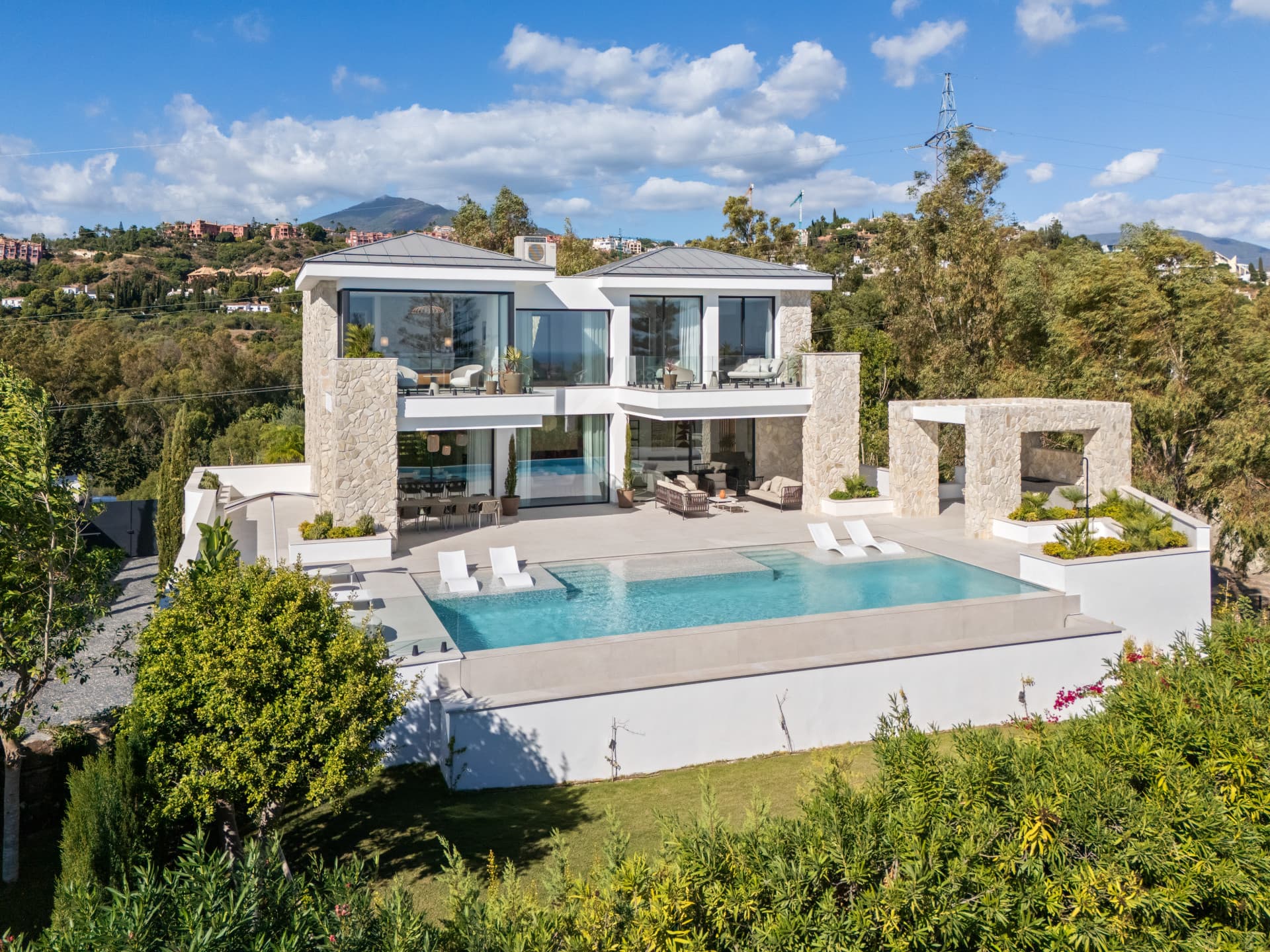 Hedendaagse villa in La Quinta, Benahavis met panoramisch uitzicht en uitzonderlijke voorzieningen — photo 1