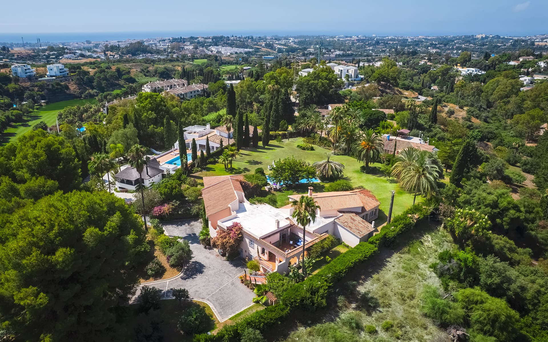Charmante andalusische Villa in Benahavis – Panoramablick auf das Meer und Prime Location — photo 1