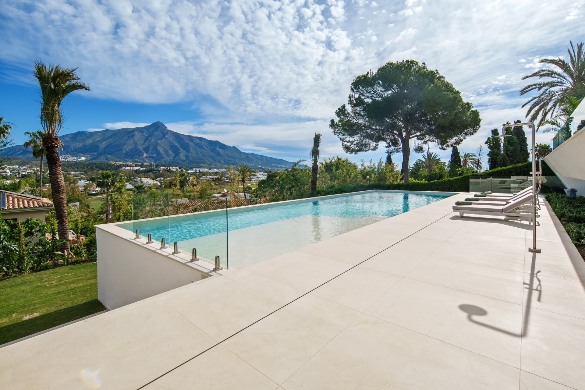 Hedendaagse villa met vijf slaapkamers met panoramisch uitzicht op de bergen en de Golf in Nueva Andalucía — photo 1