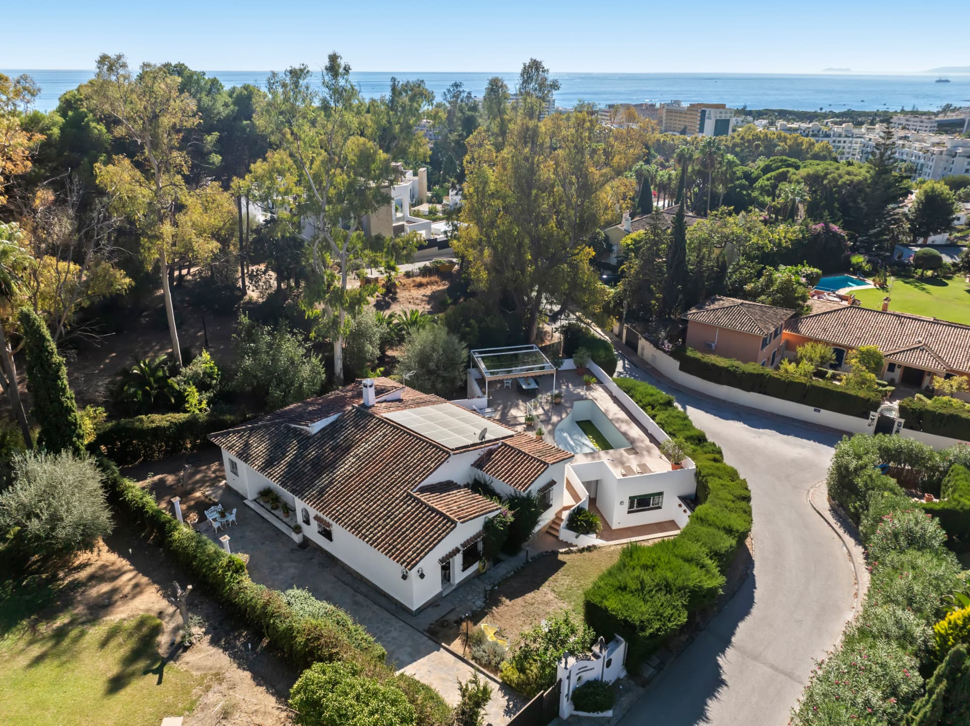 Encantadora Villa andaluza en el corazón de Marbella con vistas panorámicas — photo 1