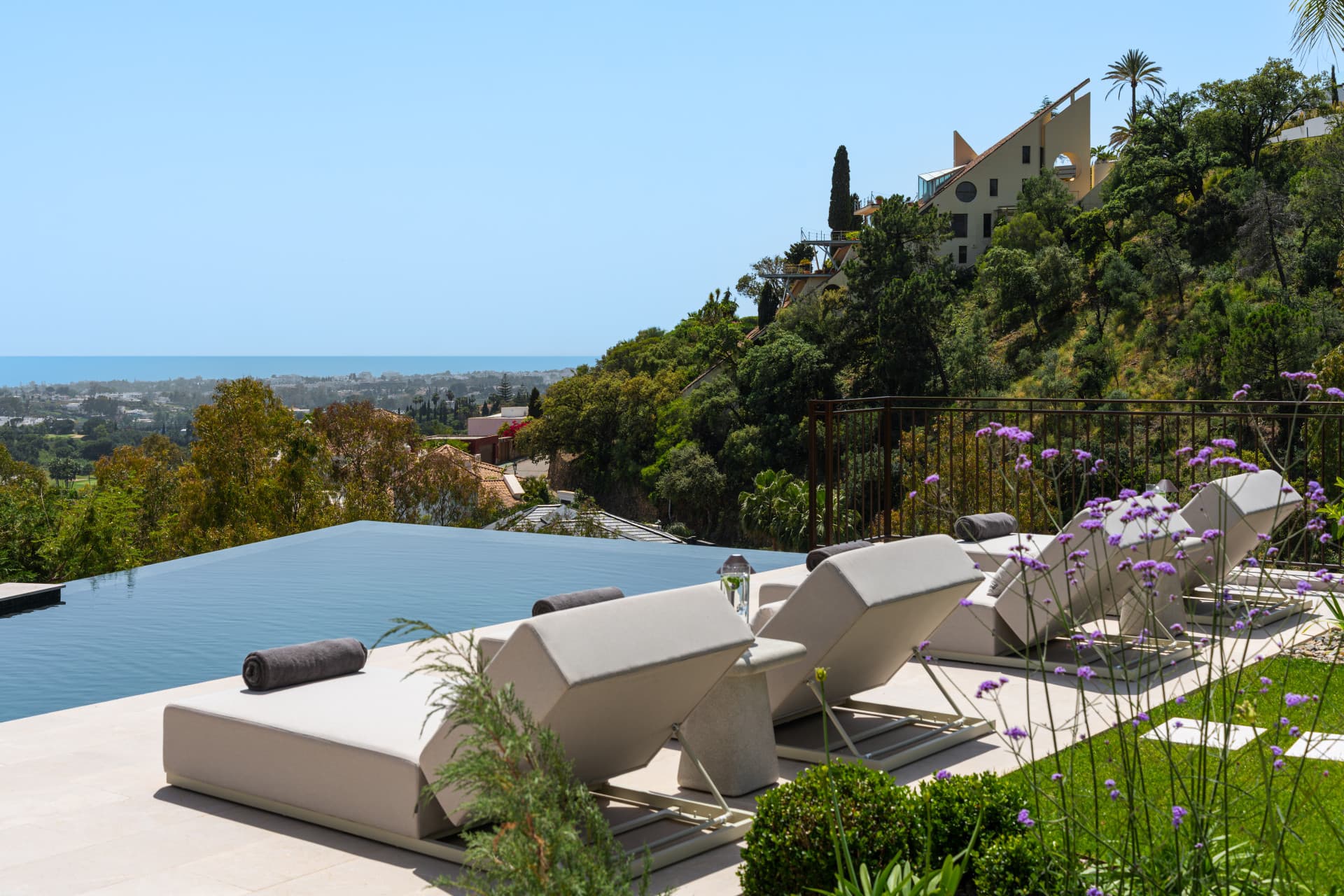 Villa contemporánea exquisita con vistas panorámicas al mar en El Herrojo, Benahavís — photo 1