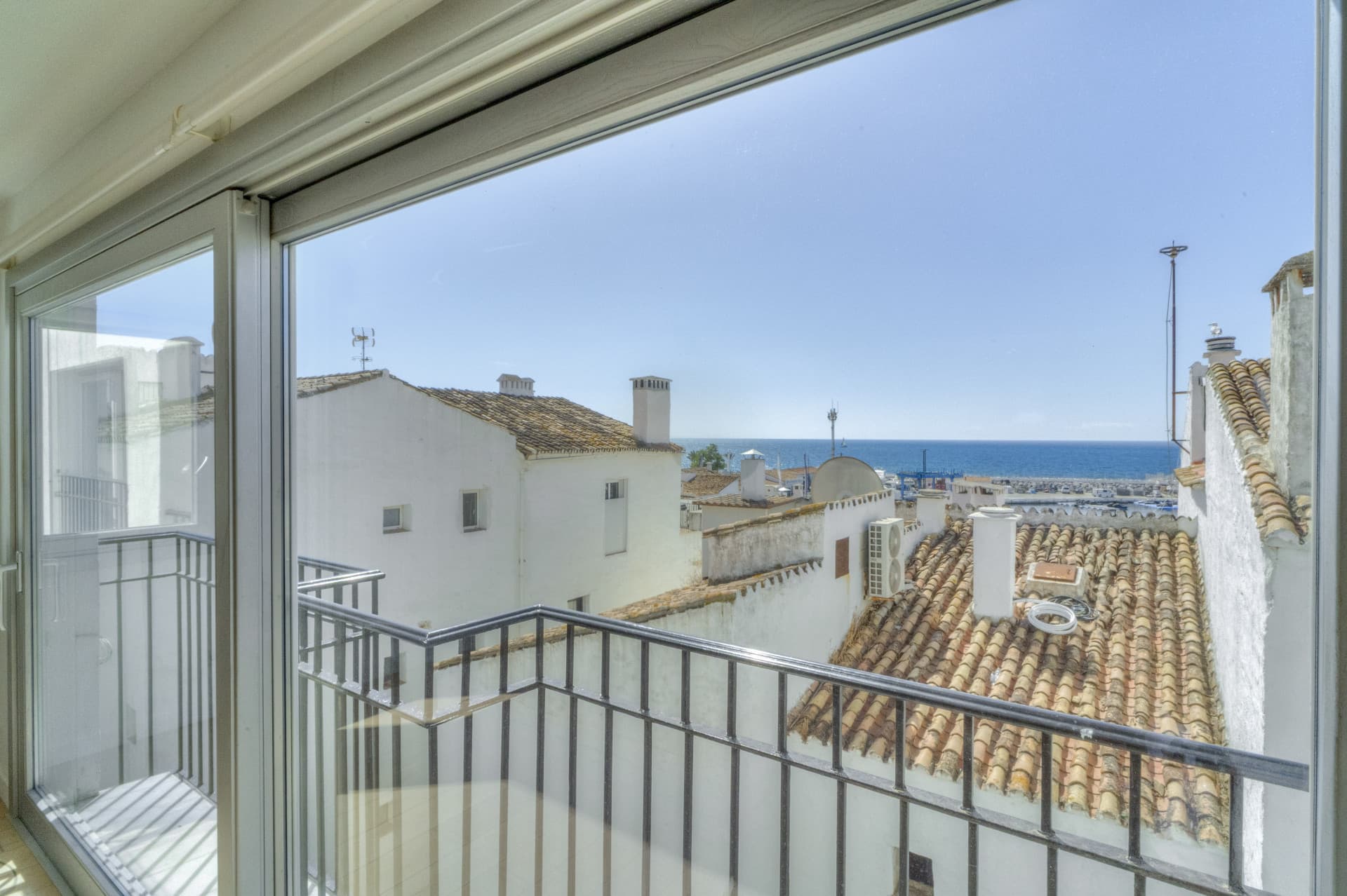 Prachtig Zuid-Facing Appartement met panoramische zee en uitzicht op Marina, Puerto Banús, Marbella — photo 1