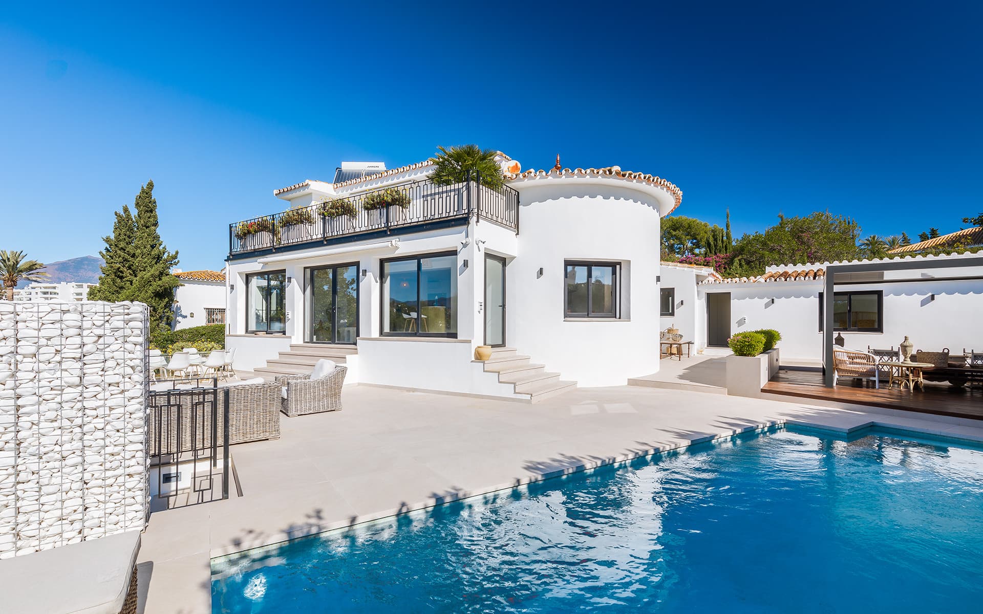 Villa de golf de primera línea totalmente reformada en Guadalmina Alta con vistas panorámicas — photo 1