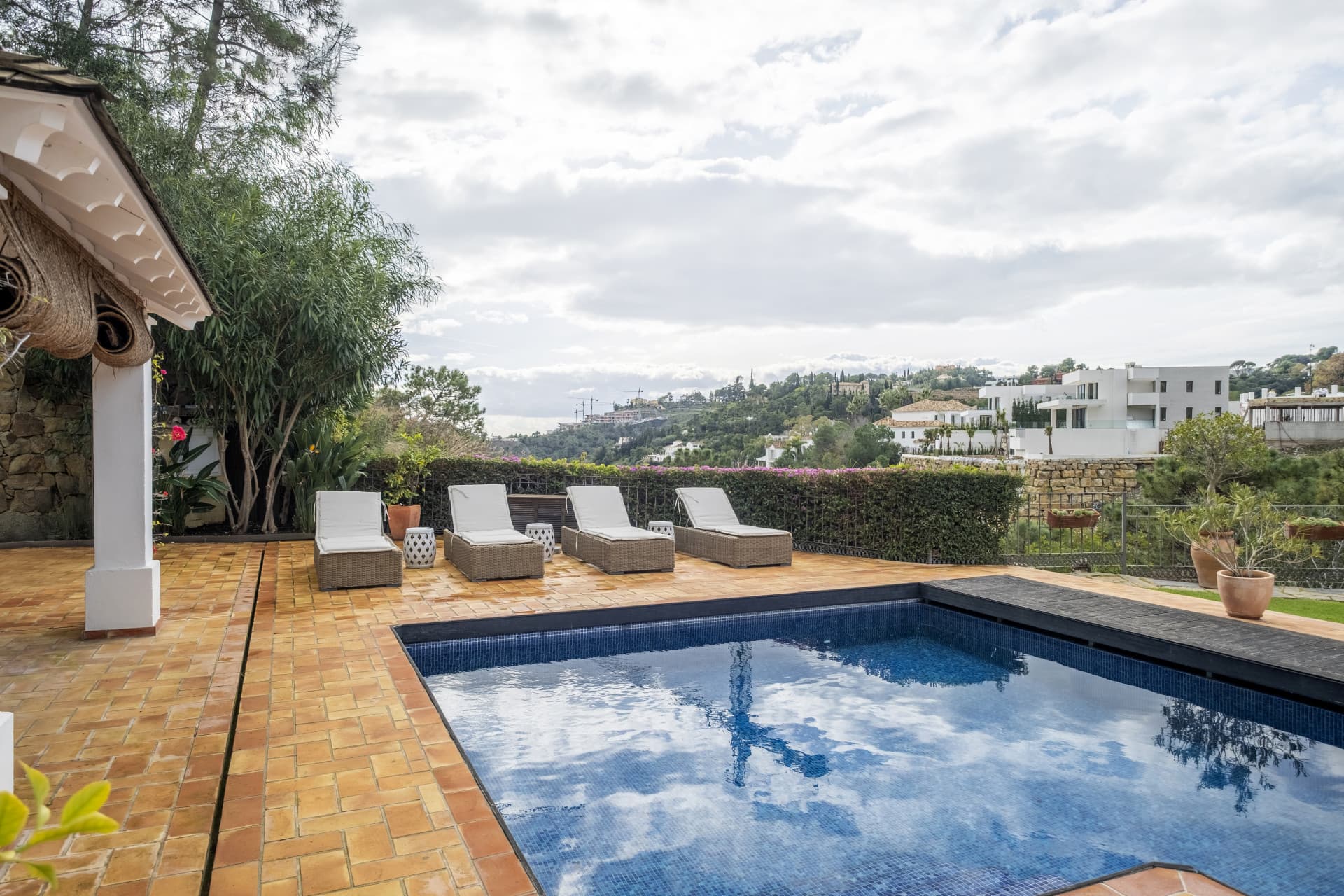 Elegante Villa mit 6 Schlafzimmern mit Panoramablick auf das Meer und die Berge in El Madroñal, Benahavís — photo 1