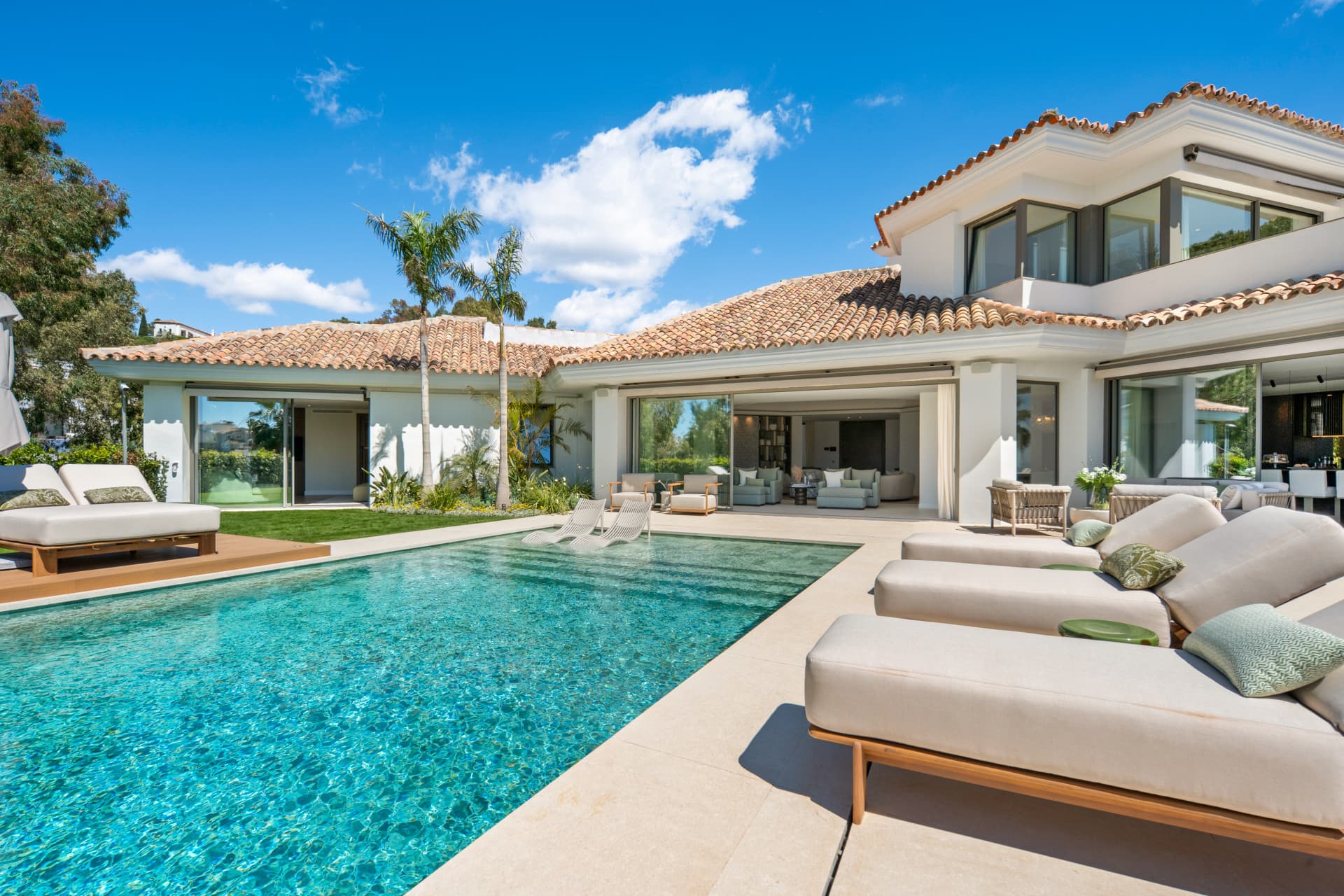 Elegante Villa de 6 dormitorios con vistas panorámicas al mar en El Herrojo, Benahavís — photo 1