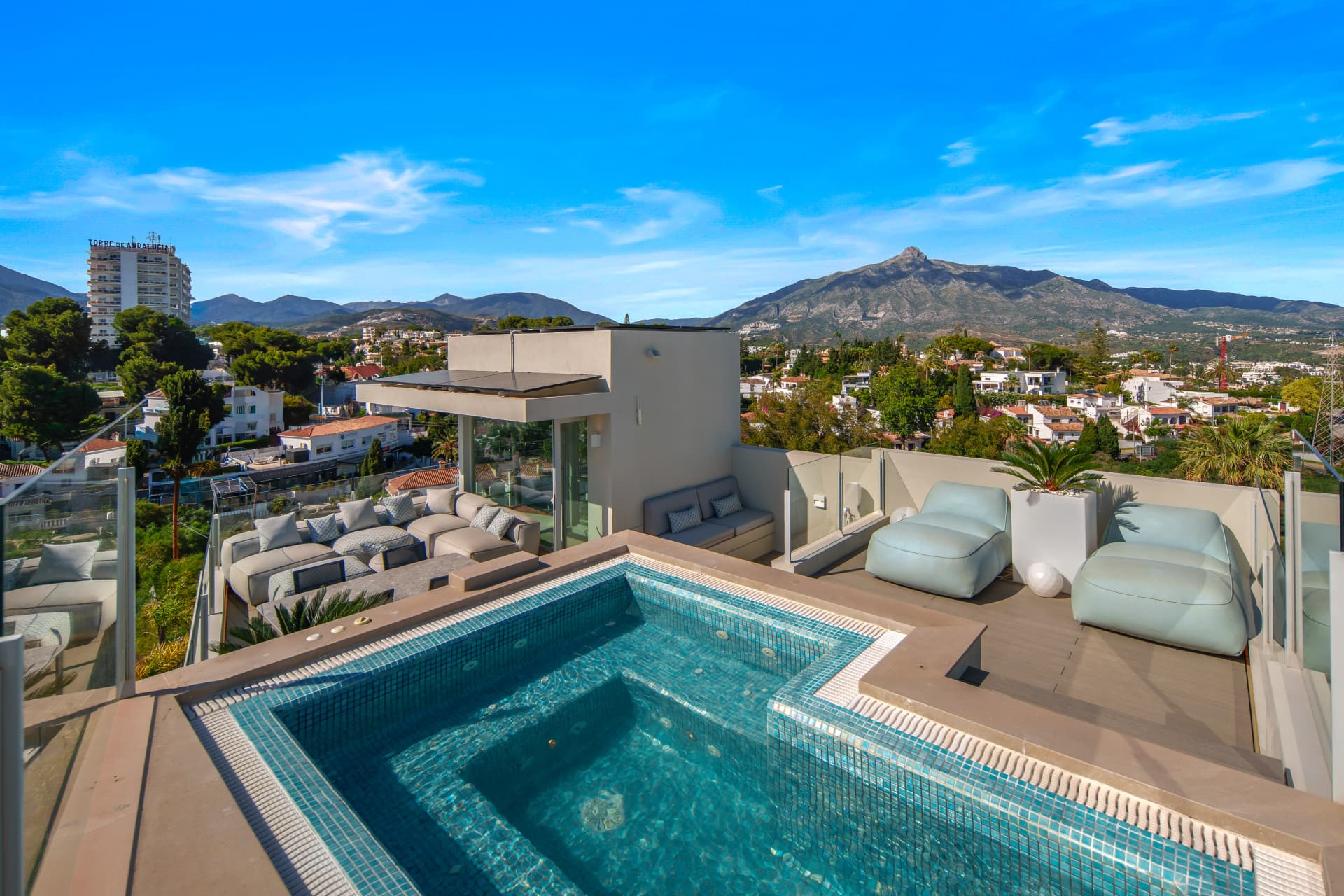 Villa de 4 dormitorios con vistas panorámicas al mar y a la montaña, Nueva Andalucia, Marbella — photo 1