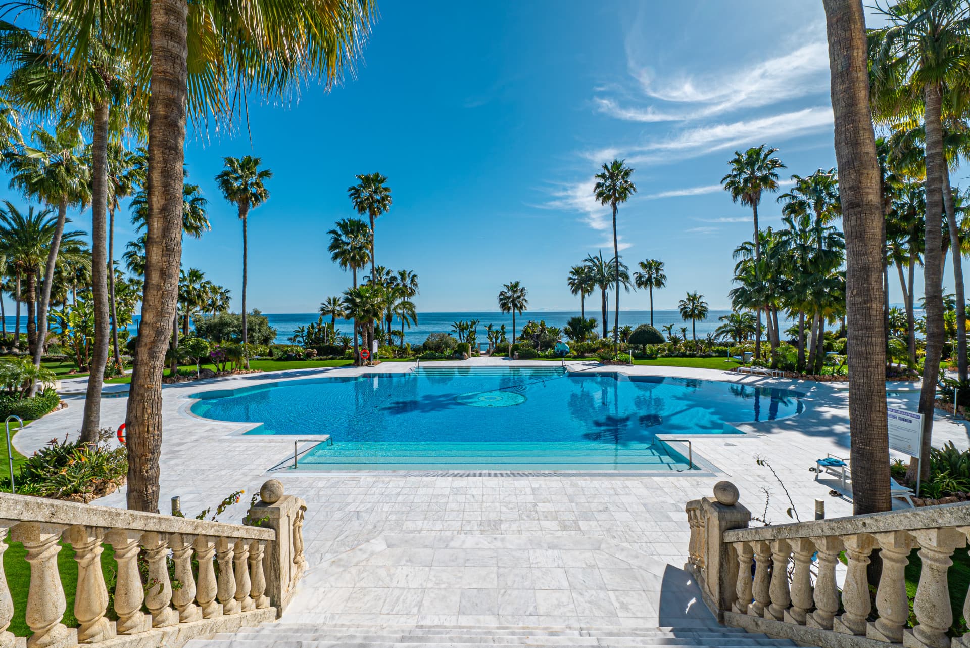 Apartamento en primera línea de playa en Las Dunas Park, Estepona – Luxury Coastal Living — photo 1