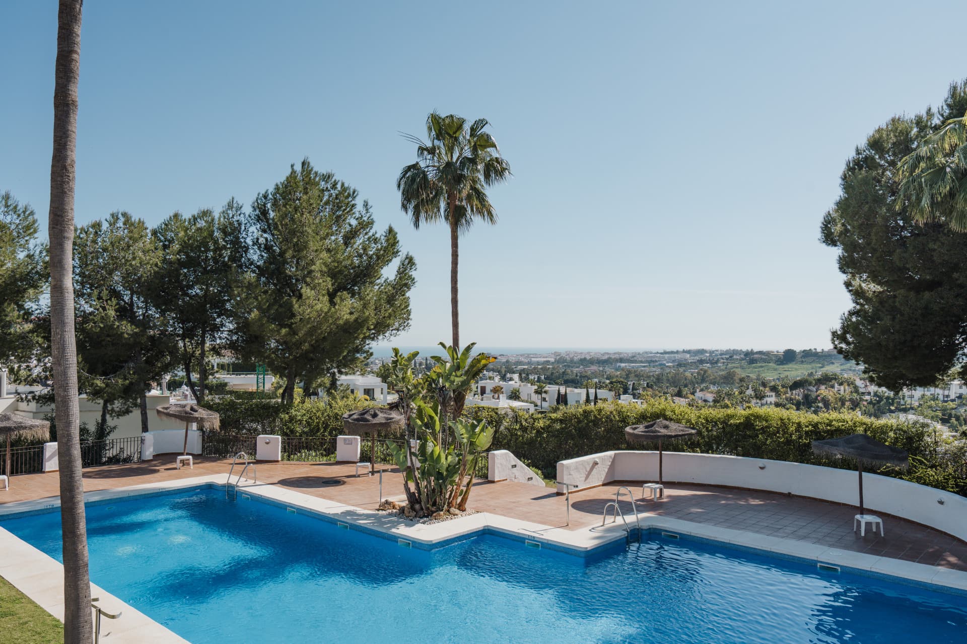 Onbevlekt appartement op de begane grond in La Quinta Village, Nueva Andalucía — photo 1