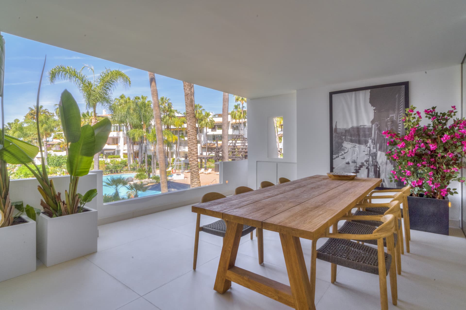 Elegante apartamento de playa de 3 dormitorios completamente renovado en Marina Puente Romano, Milla de Oro de Marbella — photo 1