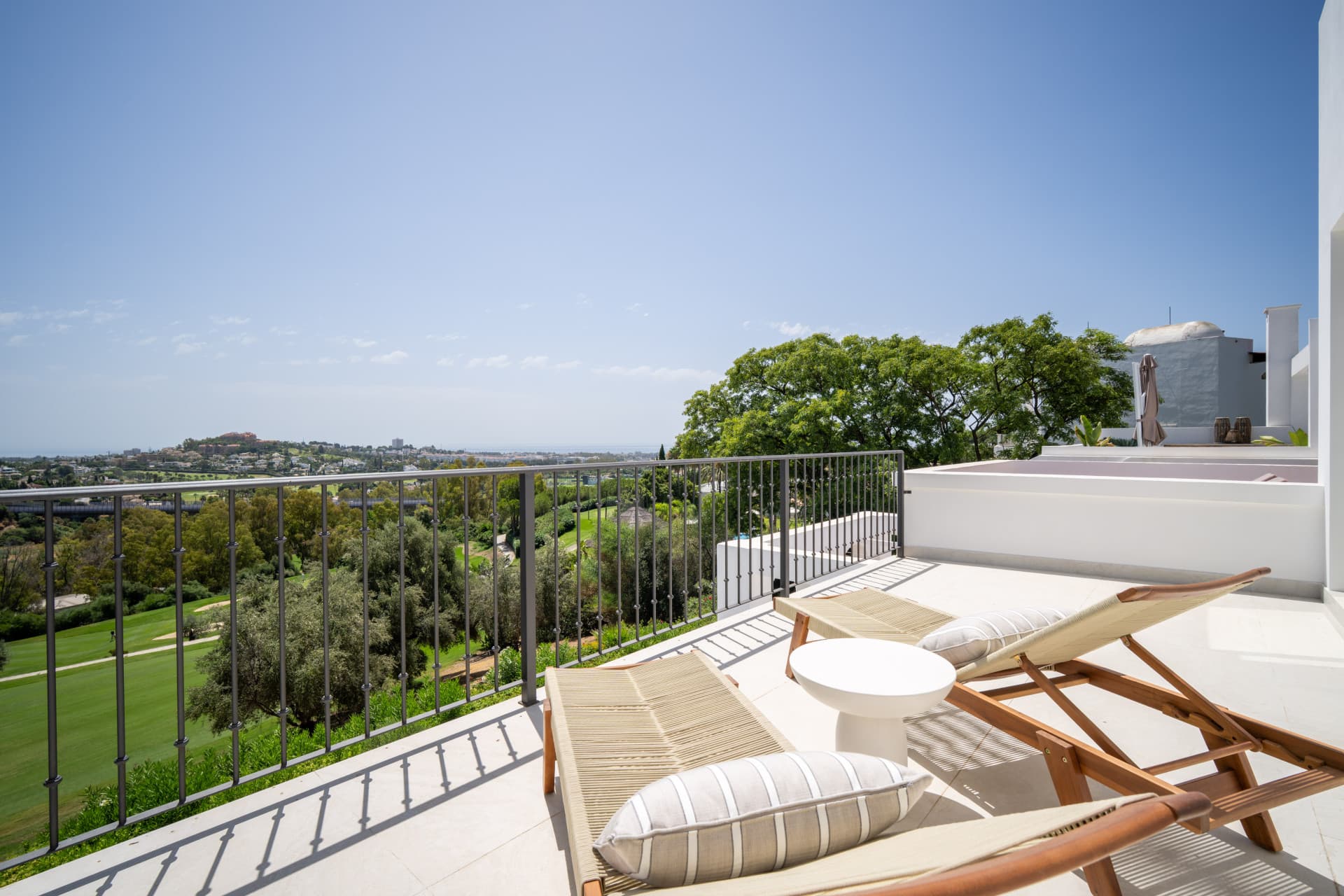 Prachtig herenhuis met vier slaapkamers met panoramische zee, golf en uitzicht op de bergen in La Quinta, Benahavís — photo 1