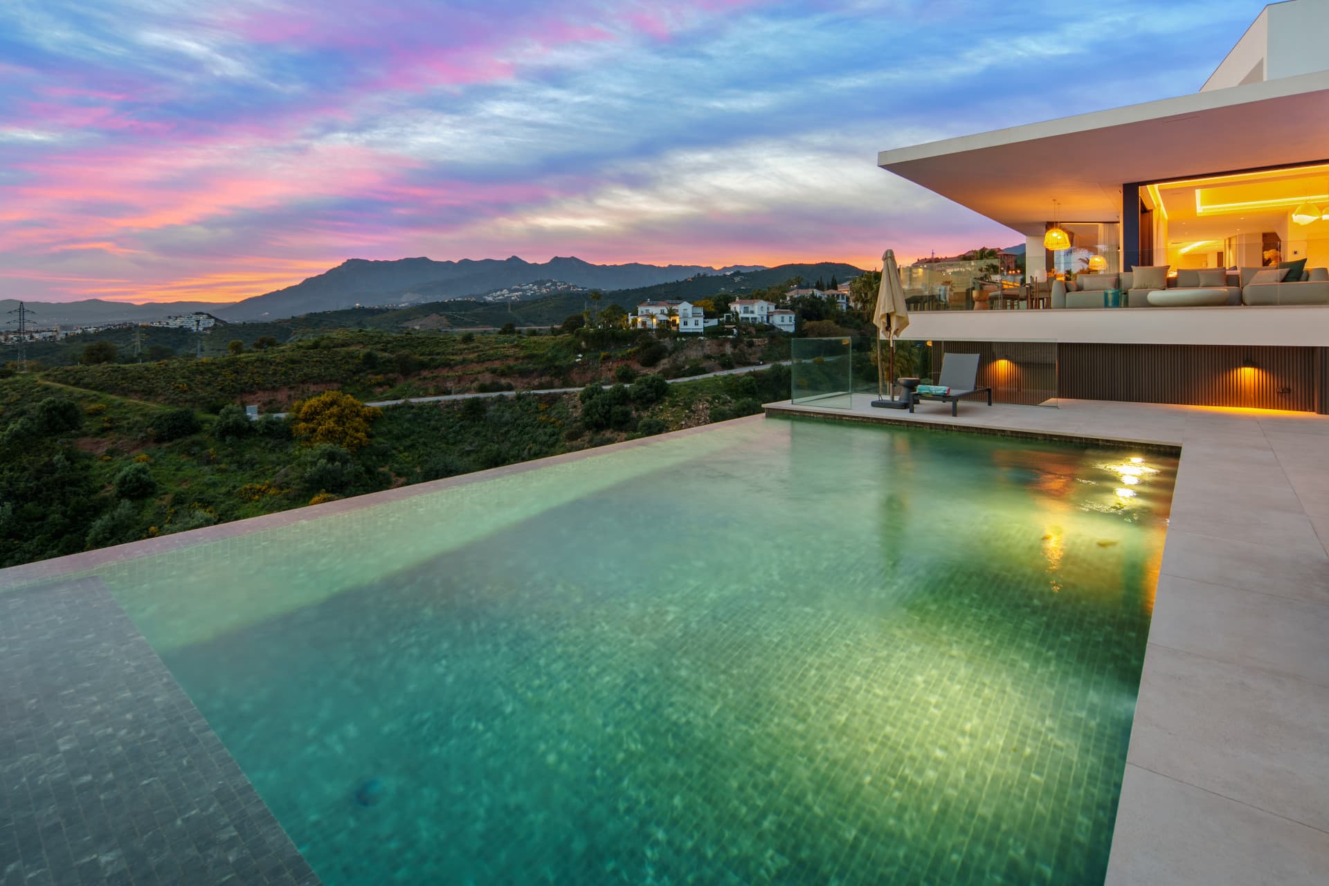 Villa excepcional contemporánea con vistas panorámicas en El Rosario, Marbella Este — photo 1