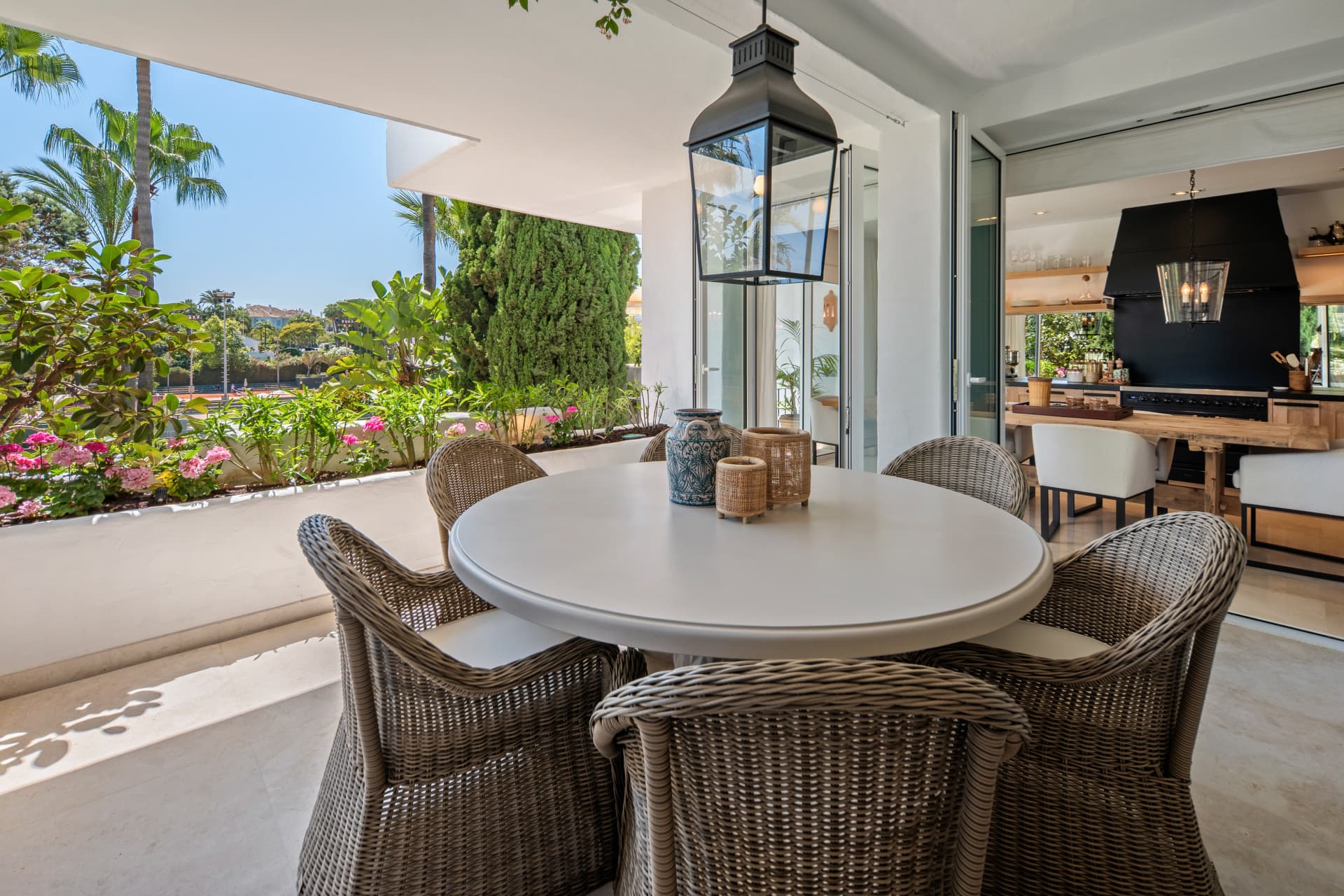 Apartamento de un dormitorio con terraza en Marina Puente Romano, Marbella Milla de Oro. — photo 1
