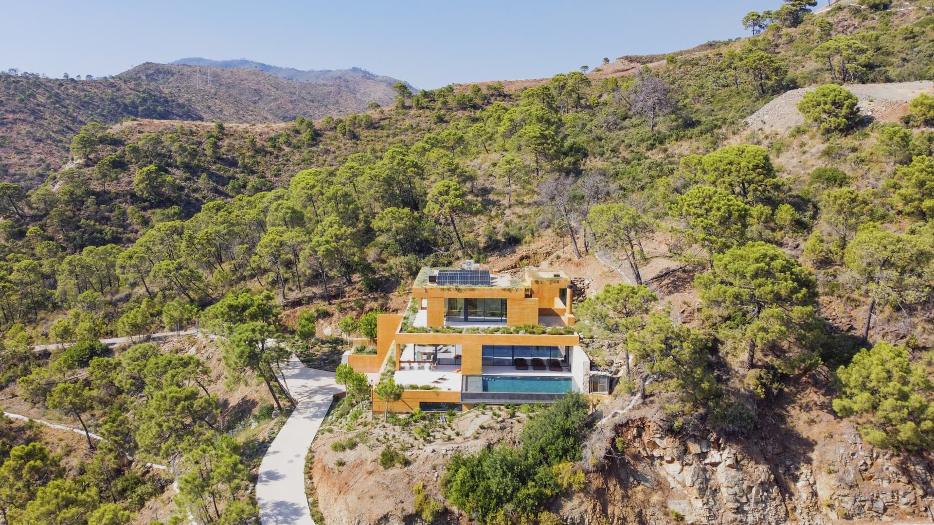 Exquisita villa de diseño de cinco dormitorios con vistas panorámicas en Monte Mayor, Benahavís — photo 1