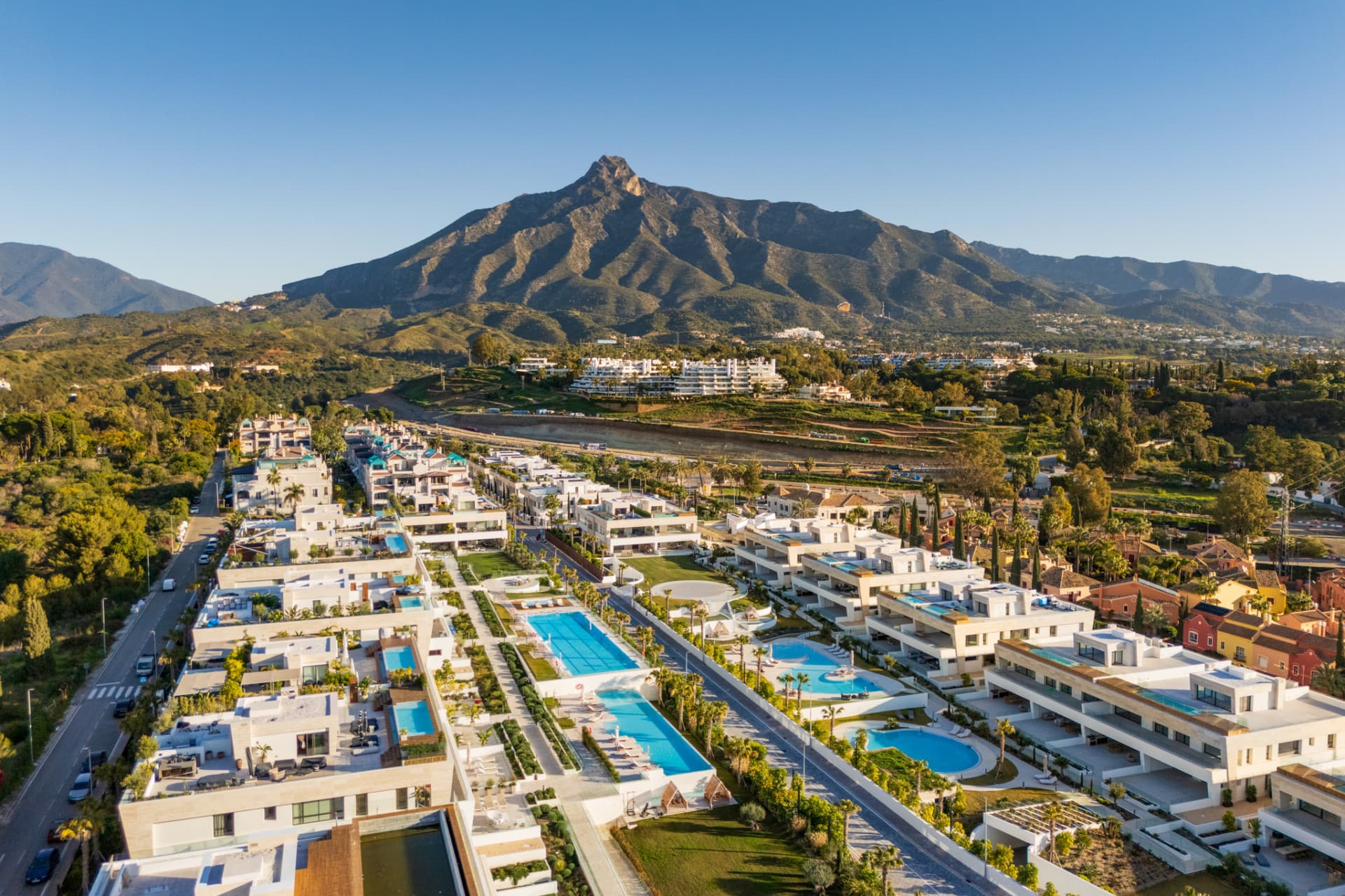 Lujo Duplex en planta baja de cuatro dormitorios en Marbella épica en la Milla de Oro — photo 1
