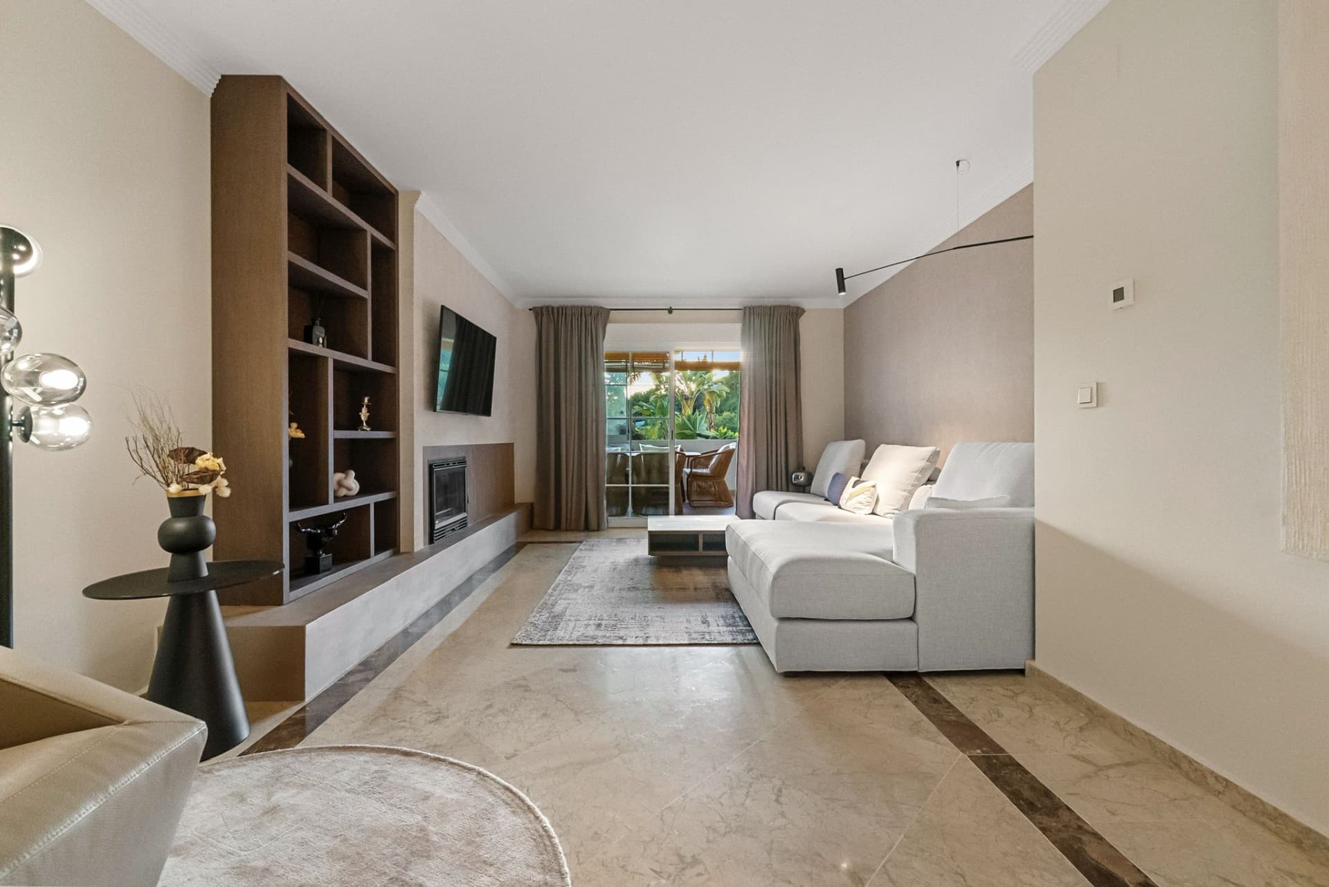 Elegante Apartamento en planta baja reformado en Balcones de Puente Romano, Marbella Milla de Oro — photo 1