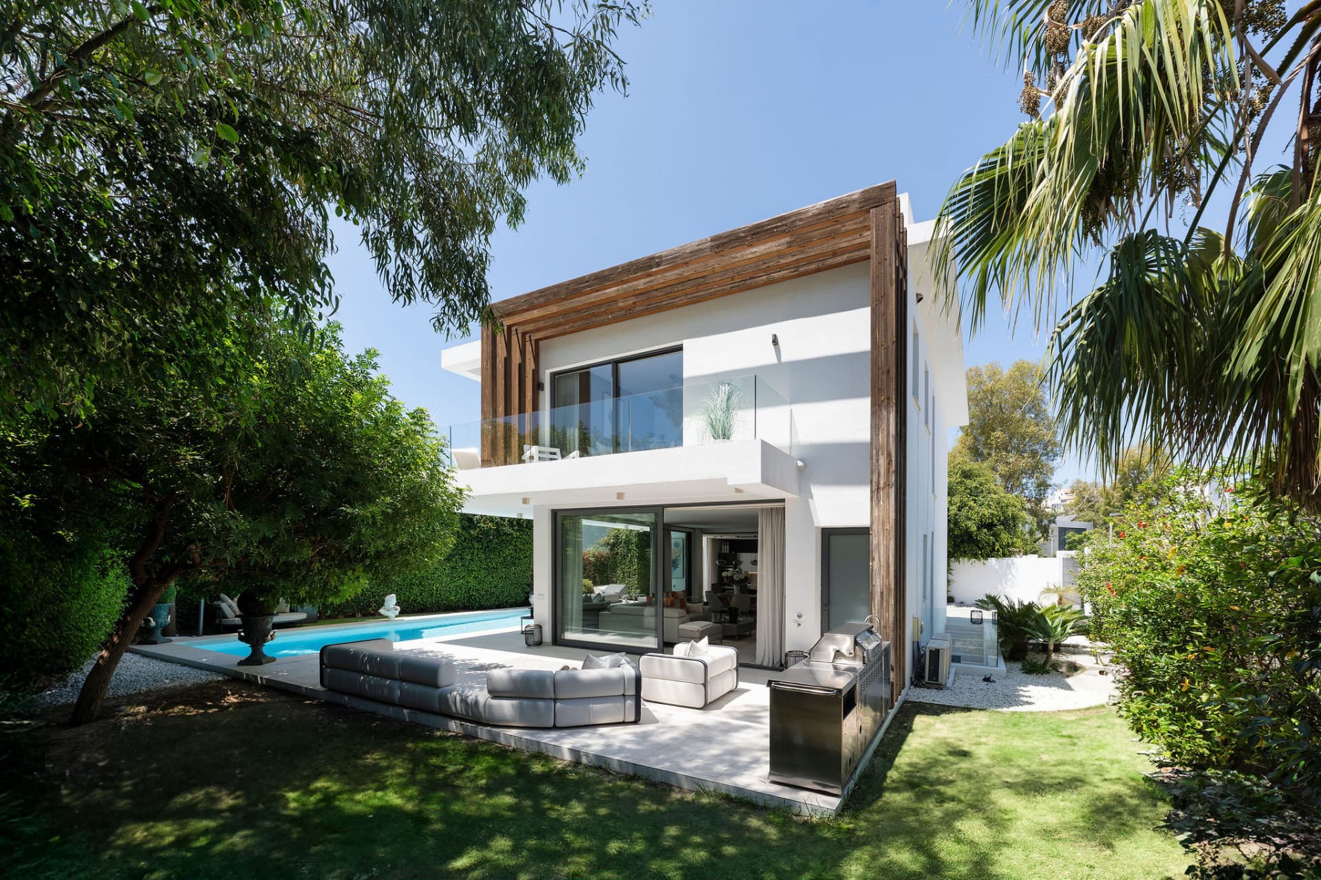 Hedendaagse villa met vier slaapkamers in Arboleda, Estepona Oost — photo 1