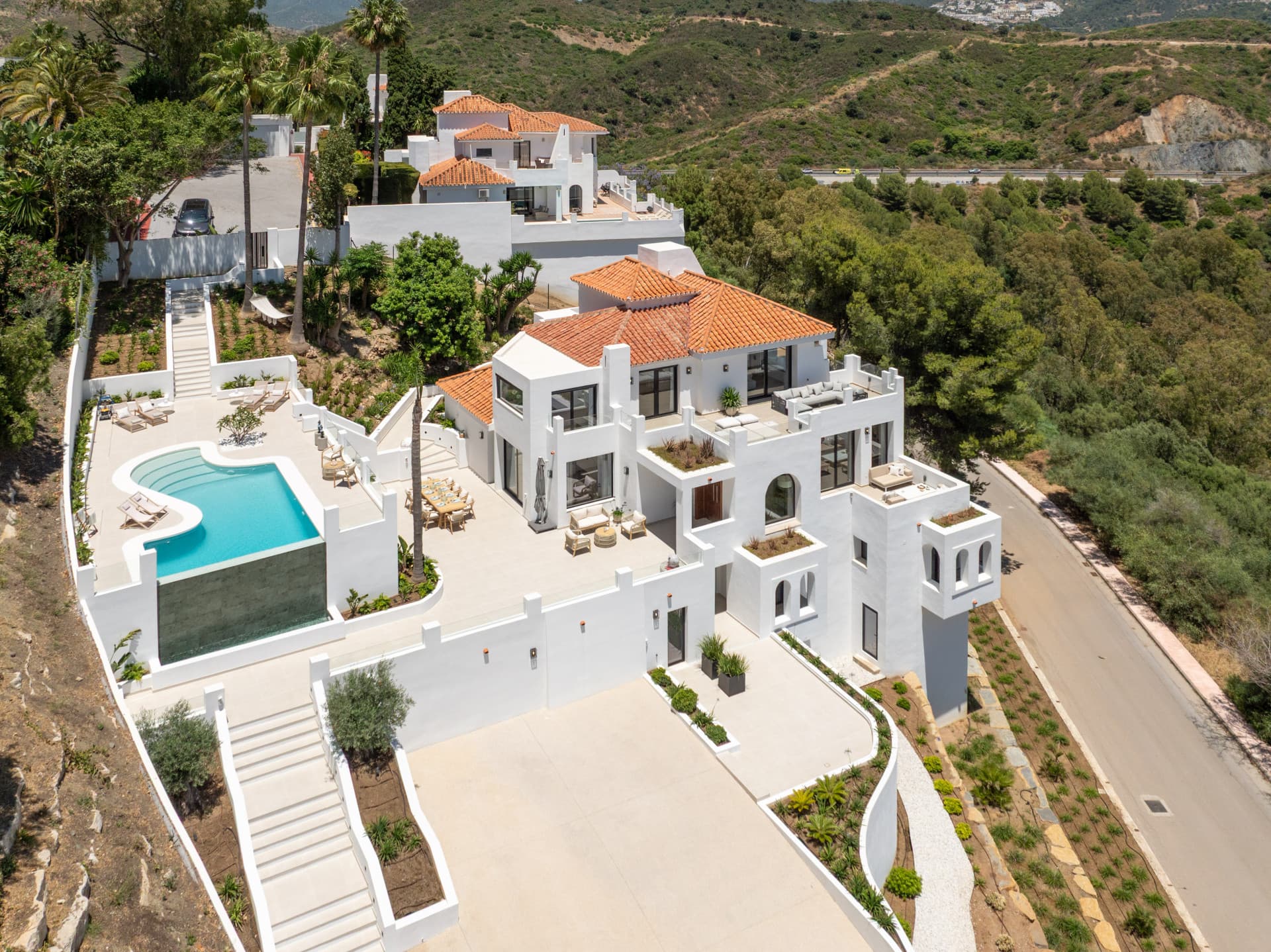 Villa mediterránea exquisita en Las Lomas de Nueva Andalucía con vistas panorámicas — photo 1
