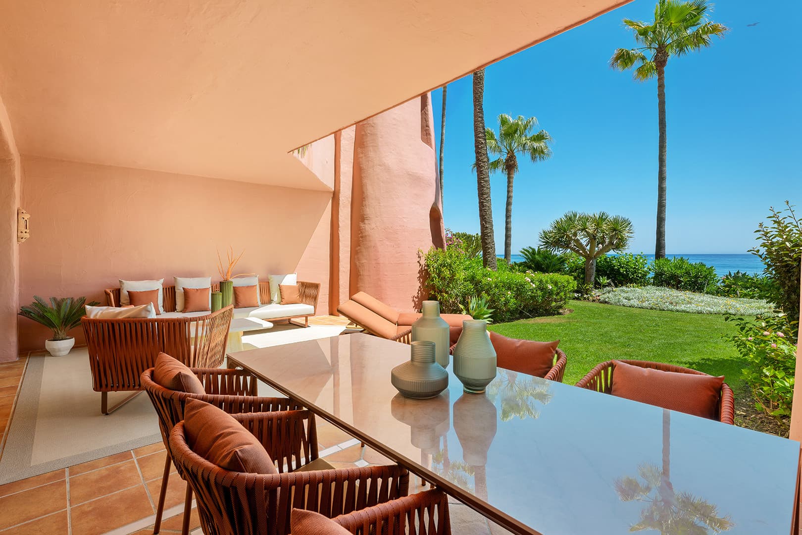 Apartamento en primera línea de playa en Menara Beach, Estepona Este — photo 1