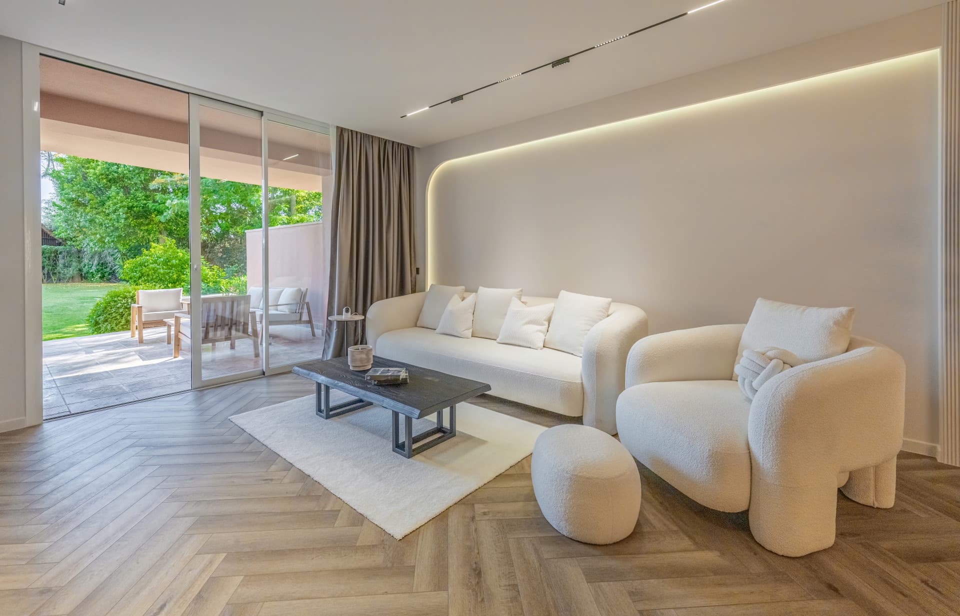 Apartamento recientemente reformado en planta baja en Magna Marbella, Nueva Andalucia — photo 1